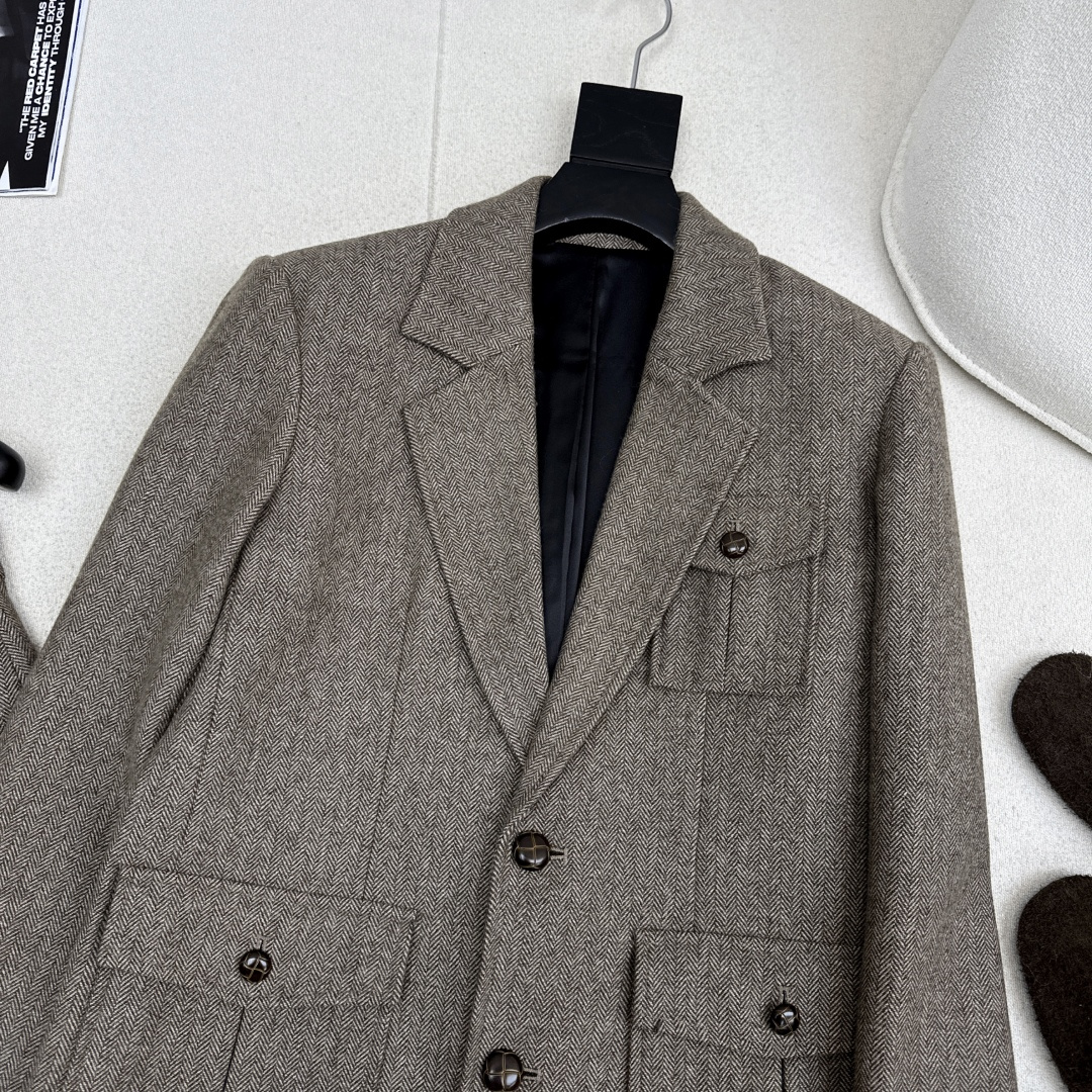 时髦精致 Miu 25Ss————秋冬最新款缪系穿搭人字纹套装 🤎三口袋装饰西装外套+A字半裙 超显气质