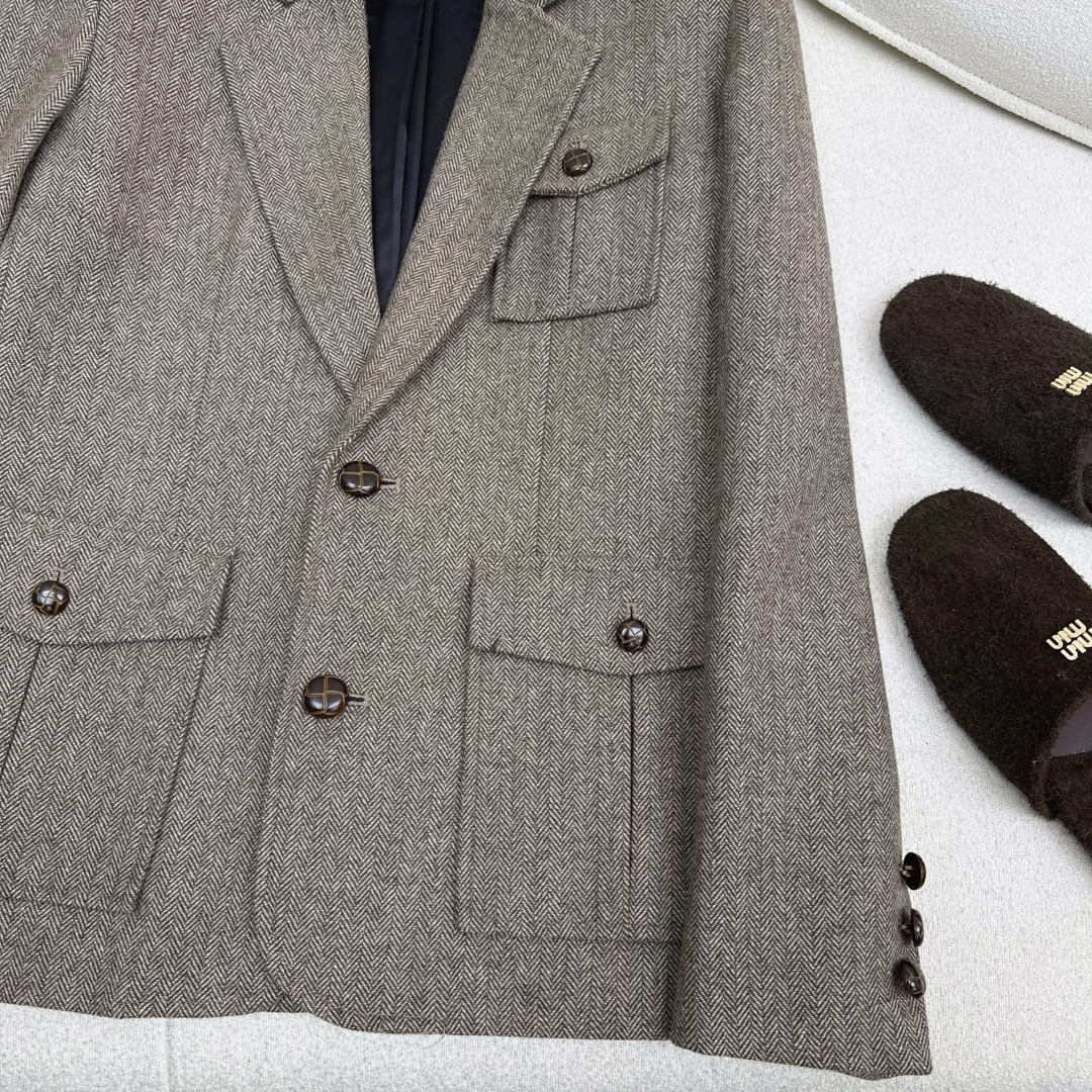 时髦精致 Miu 25Ss————秋冬最新款缪系穿搭人字纹套装 🤎三口袋装饰西装外套+A字半裙 超显气质