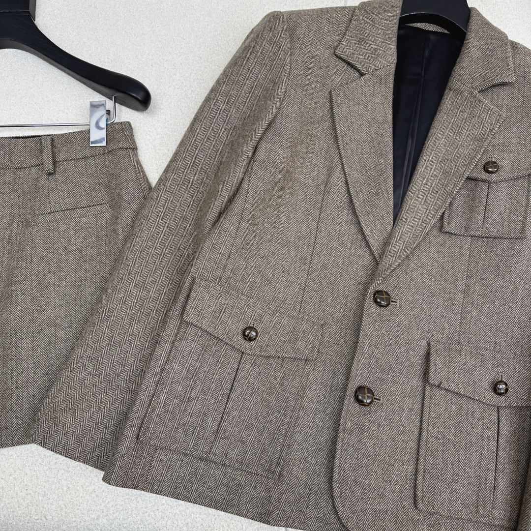 时髦精致 Miu 25Ss————秋冬最新款缪系穿搭人字纹套装 🤎三口袋装饰西装外套+A字半裙 超显气质