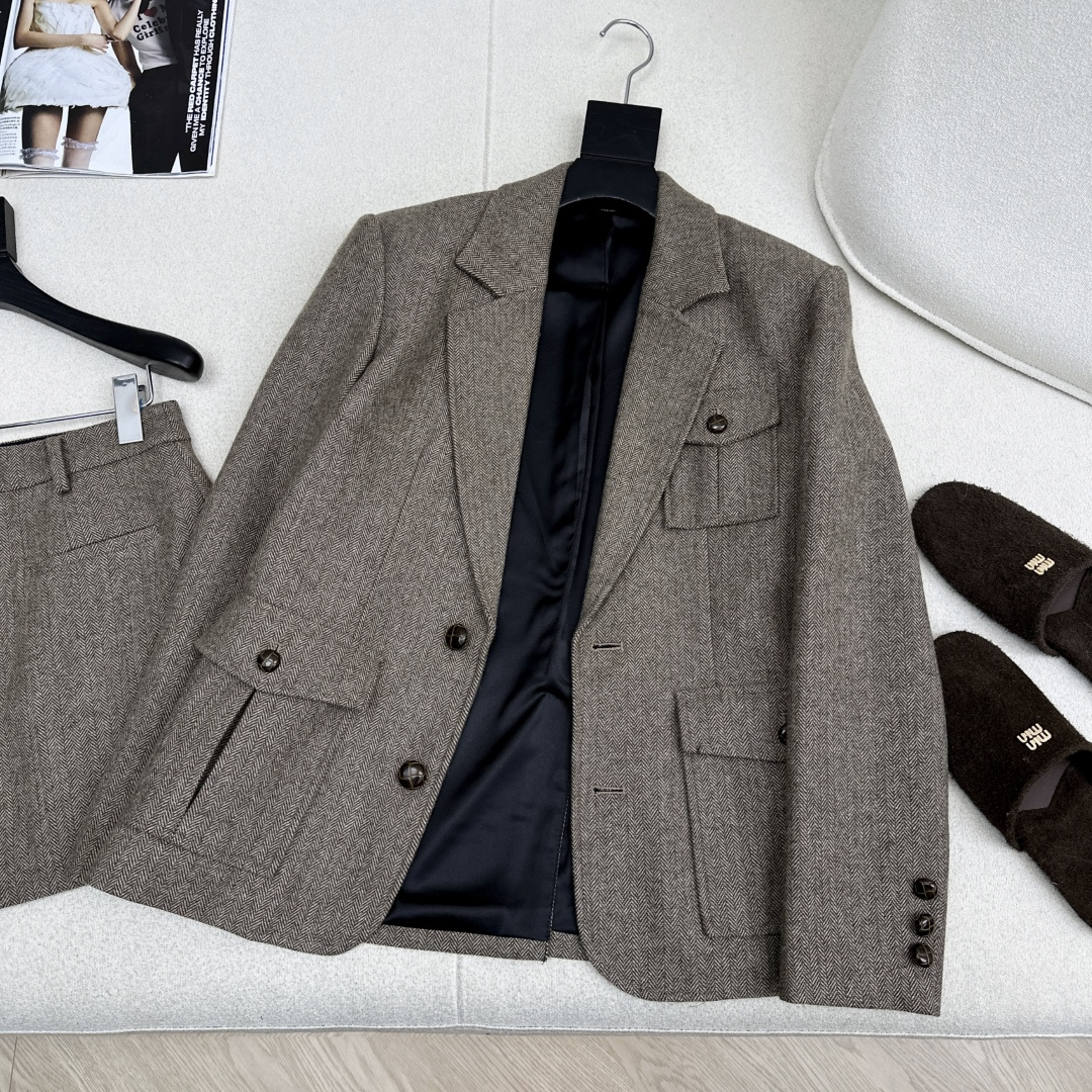 时髦精致 Miu 25Ss————秋冬最新款缪系穿搭人字纹套装 🤎三口袋装饰西装外套+A字半裙 超显气质