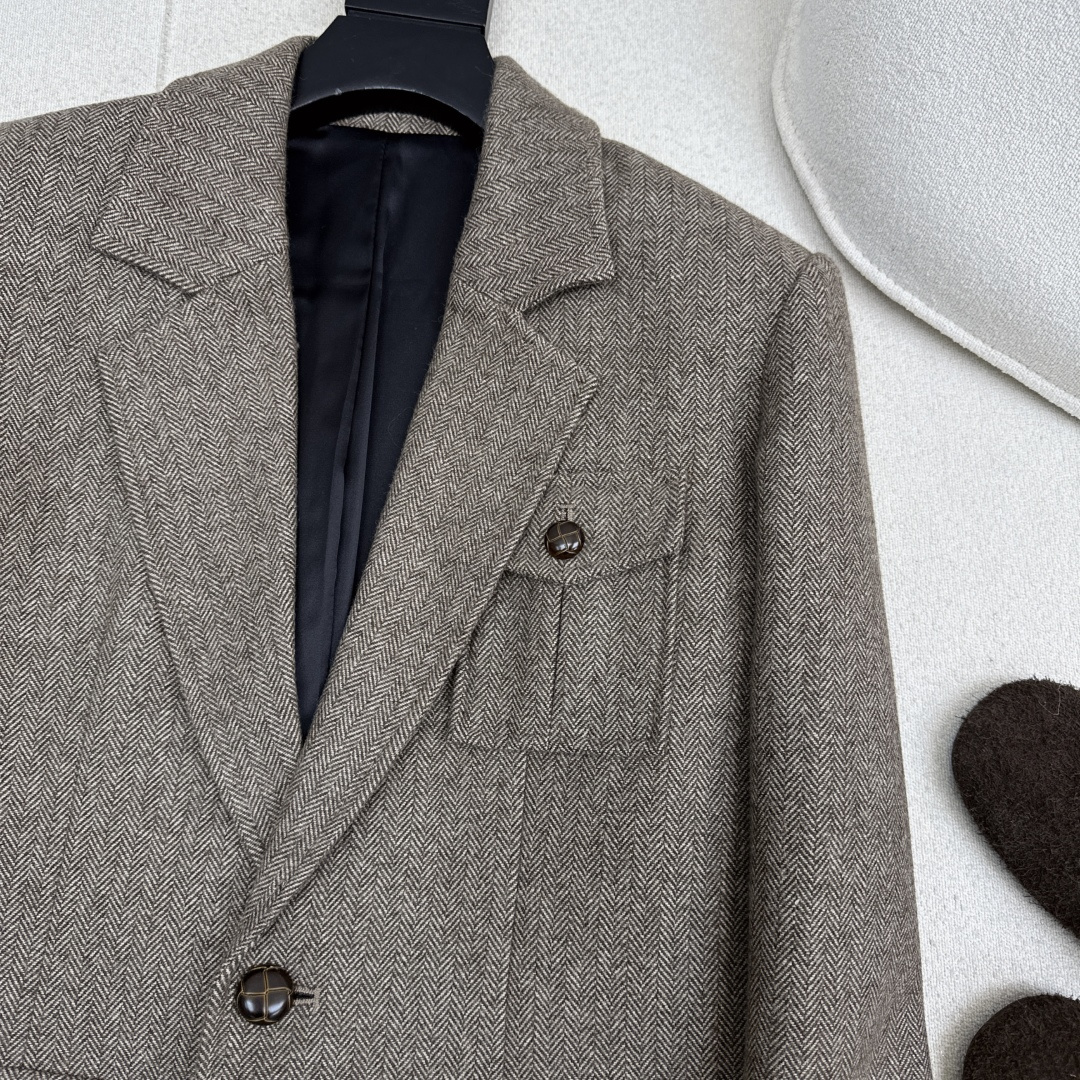 时髦精致 Miu 25Ss————秋冬最新款缪系穿搭人字纹套装 🤎三口袋装饰西装外套+A字半裙 超显气质