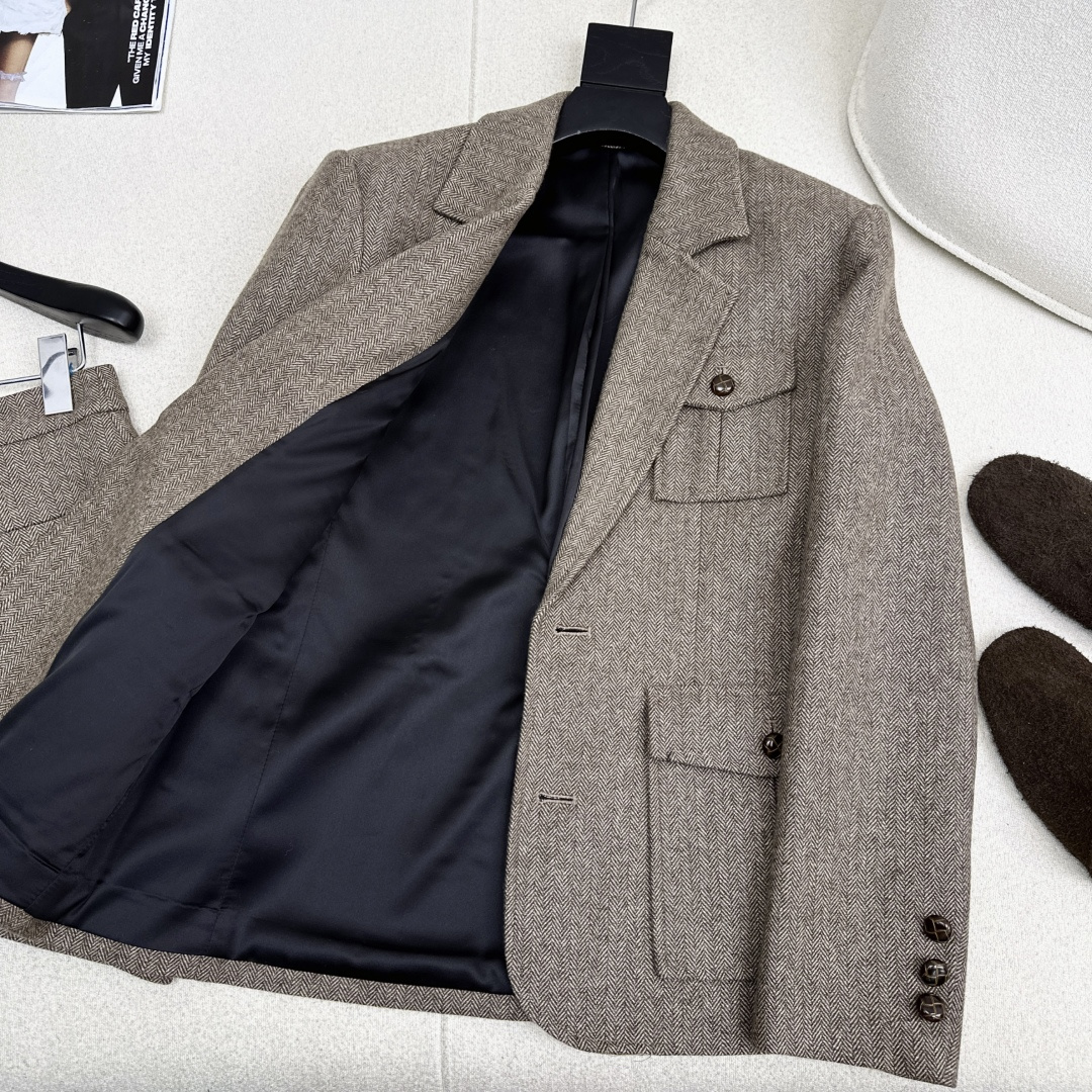 时髦精致 Miu 25Ss————秋冬最新款缪系穿搭人字纹套装 🤎三口袋装饰西装外套+A字半裙 超显气质