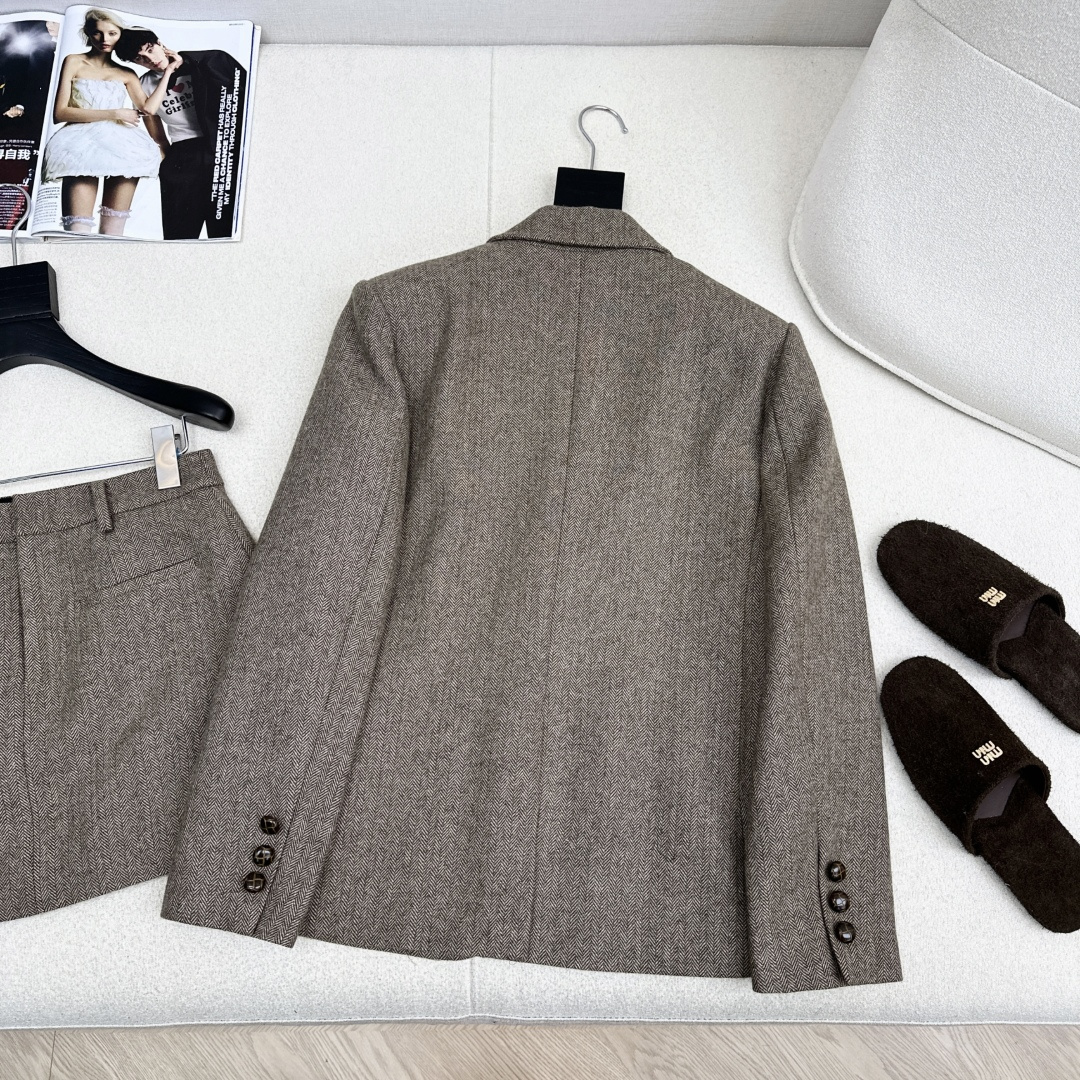 时髦精致 Miu 25Ss————秋冬最新款缪系穿搭人字纹套装 🤎三口袋装饰西装外套+A字半裙 超显气质