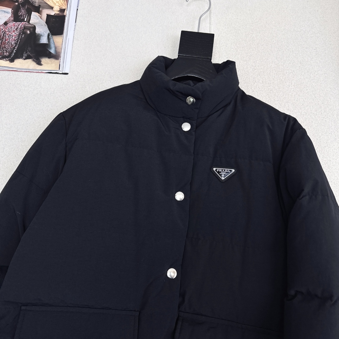 原单品质 PD 25Ss———秋冬最新款三角标装饰立领羽绒服 🤎经典H版型 出镜率和实穿率满分 超级好看