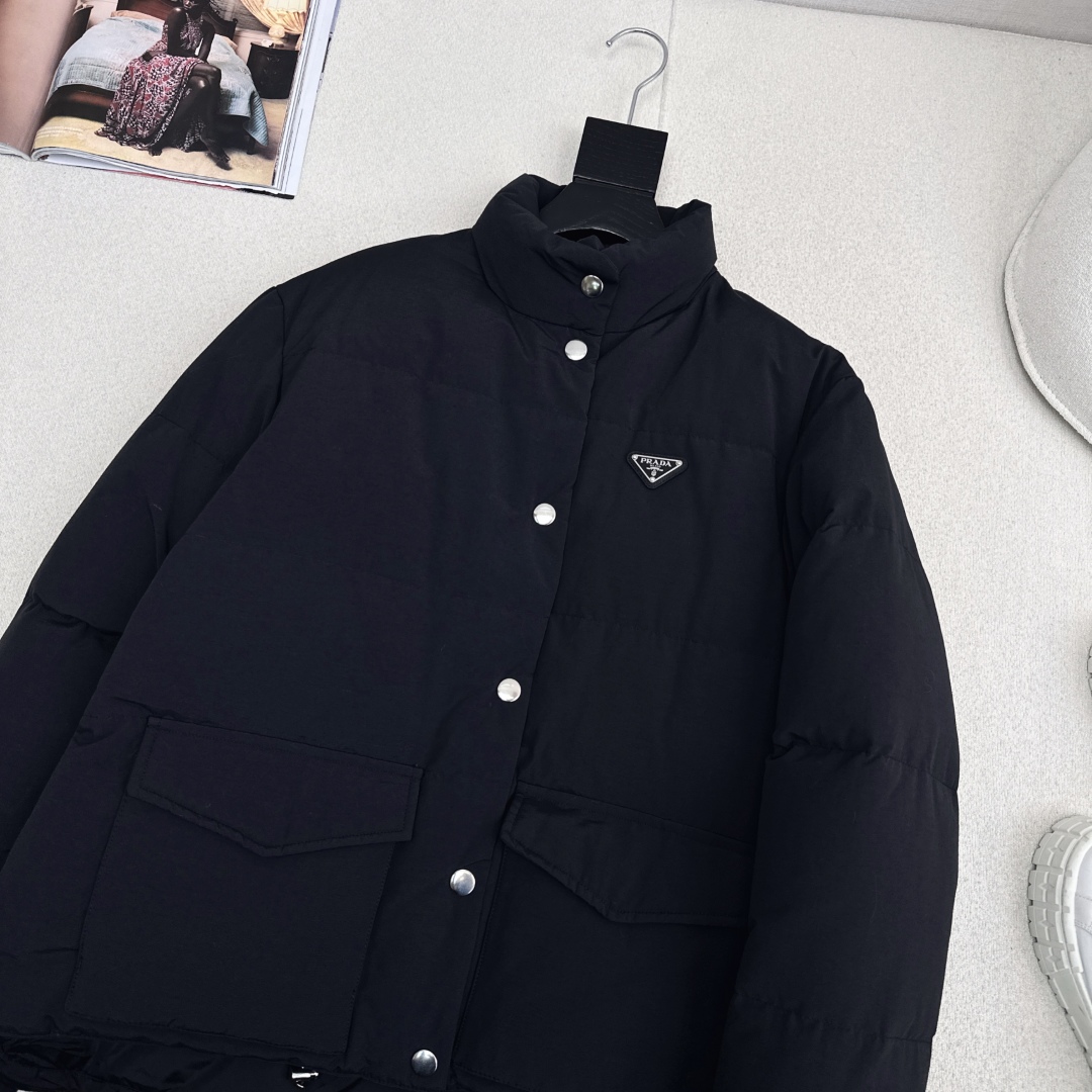 原单品质 PD 25Ss———秋冬最新款三角标装饰立领羽绒服 🤎经典H版型 出镜率和实穿率满分 超级好看