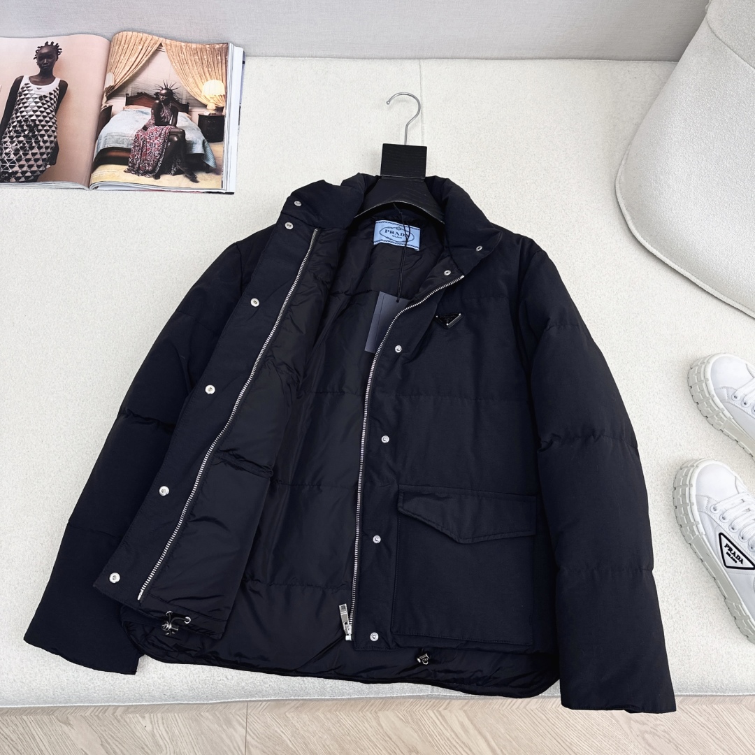 原单品质 PD 25Ss———秋冬最新款三角标装饰立领羽绒服 🤎经典H版型 出镜率和实穿率满分 超级好看