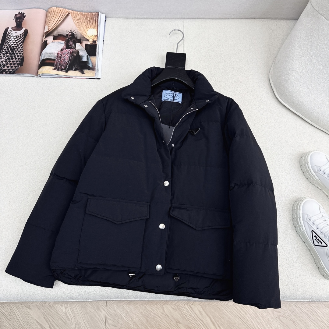 原单品质 PD 25Ss———秋冬最新款三角标装饰立领羽绒服 🤎经典H版型 出镜率和实穿率满分 超级好看
