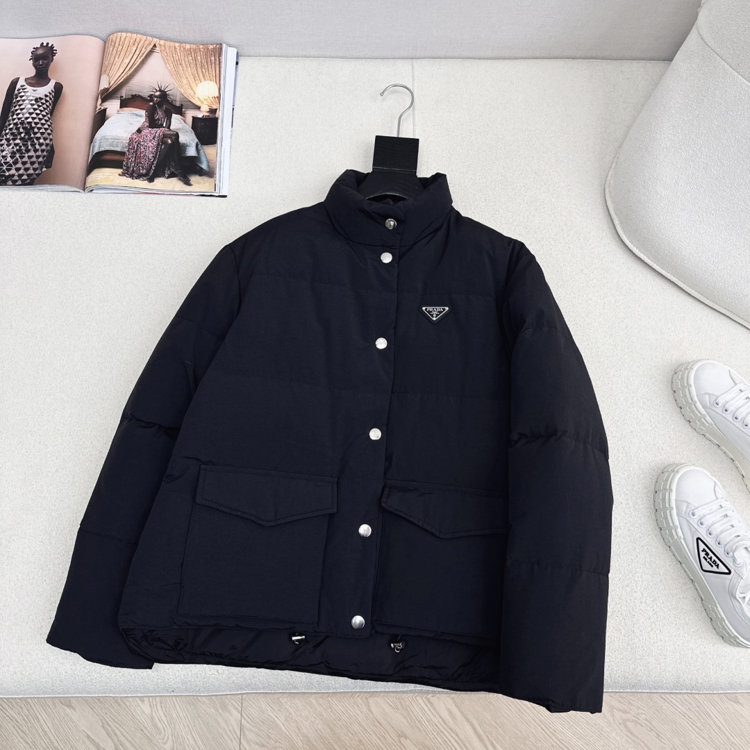 原单品质 PD 25Ss———秋冬最新款三角标装饰立领羽绒服 🤎经典H版型 出镜率和实穿率满分 超级好看
