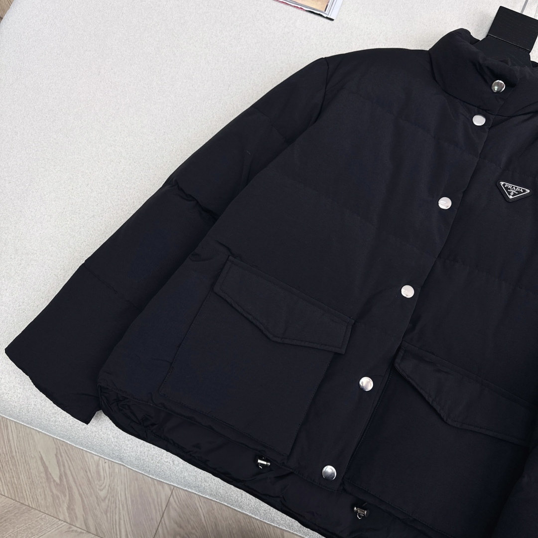 原单品质 PD 25Ss———秋冬最新款三角标装饰立领羽绒服 🤎经典H版型 出镜率和实穿率满分 超级好看