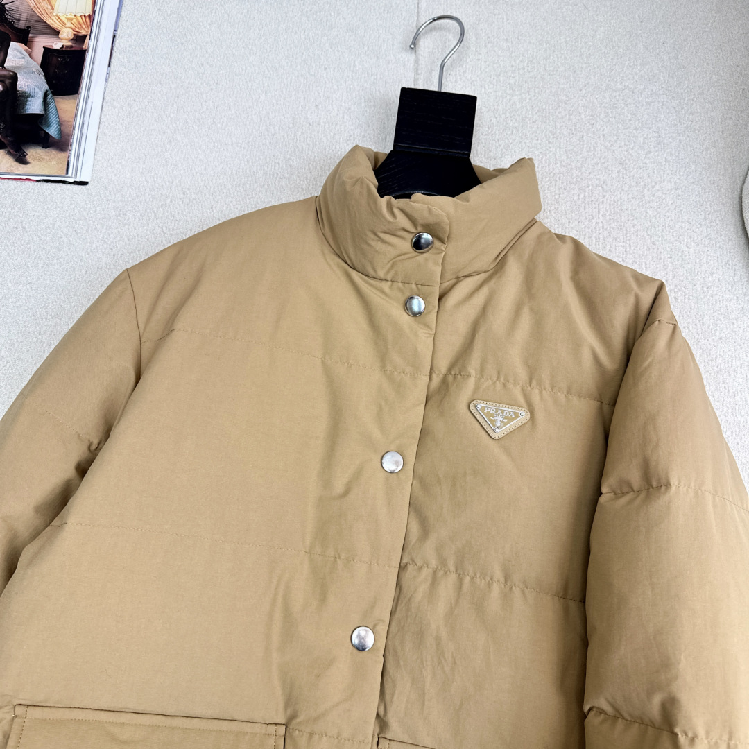 原单品质 PD 25Ss———秋冬最新款三角标装饰立领羽绒服 🤎经典H版型 出镜率和实穿率满分 超级好看