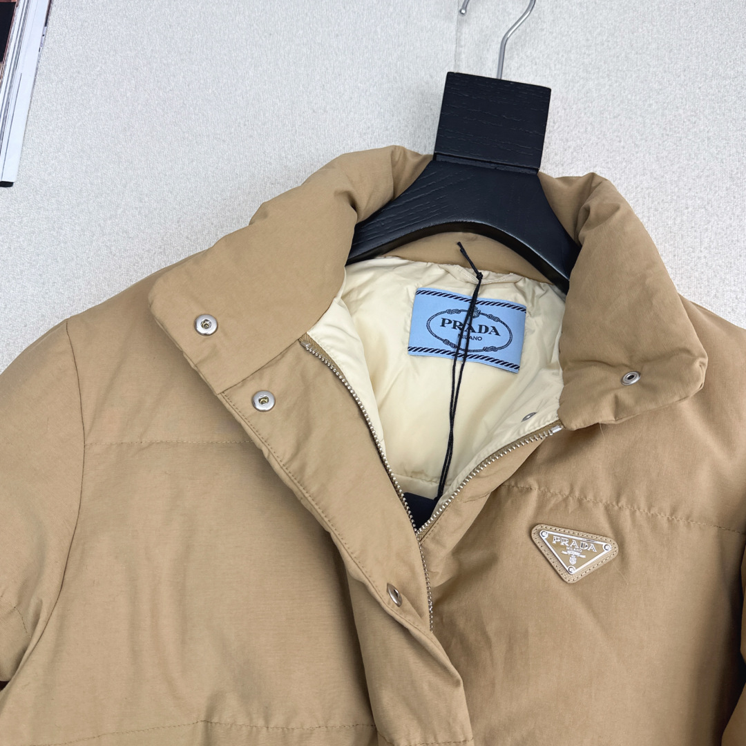原单品质 PD 25Ss———秋冬最新款三角标装饰立领羽绒服 🤎经典H版型 出镜率和实穿率满分 超级好看