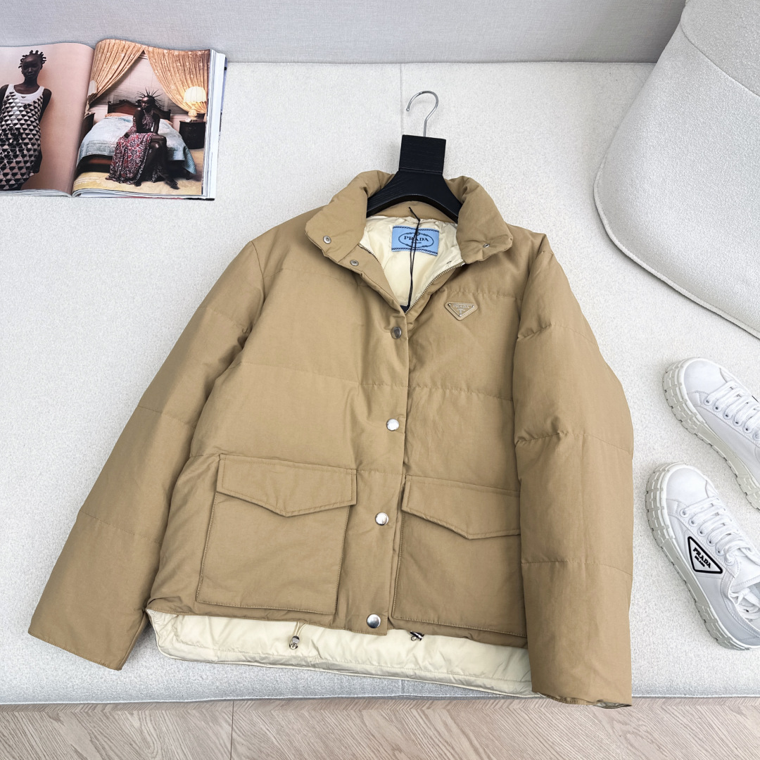 原单品质 PD 25Ss———秋冬最新款三角标装饰立领羽绒服 🤎经典H版型 出镜率和实穿率满分 超级好看