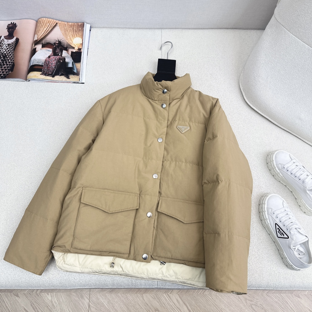 原单品质 PD 25Ss———秋冬最新款三角标装饰立领羽绒服 🤎经典H版型 出镜率和实穿率满分 超级好看