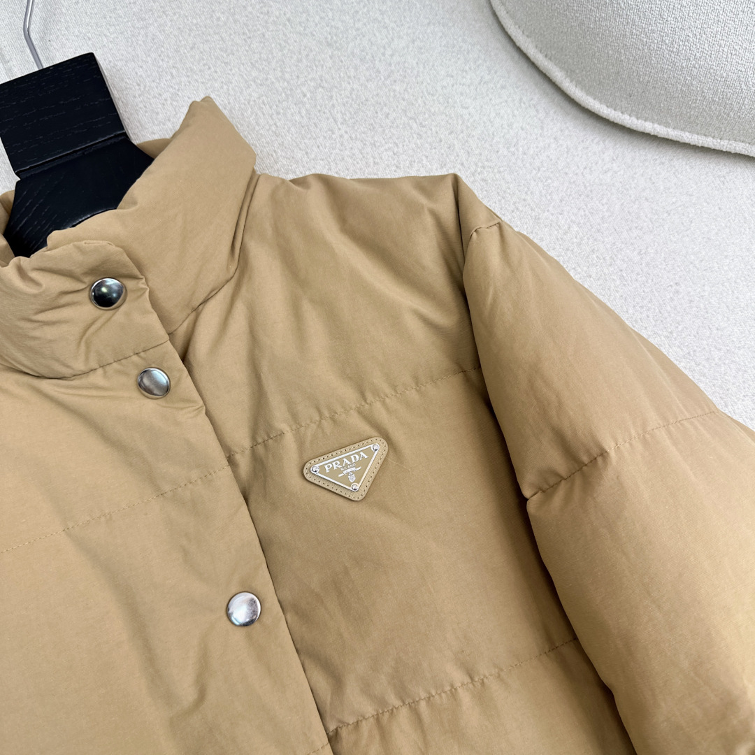 原单品质 PD 25Ss———秋冬最新款三角标装饰立领羽绒服 🤎经典H版型 出镜率和实穿率满分 超级好看