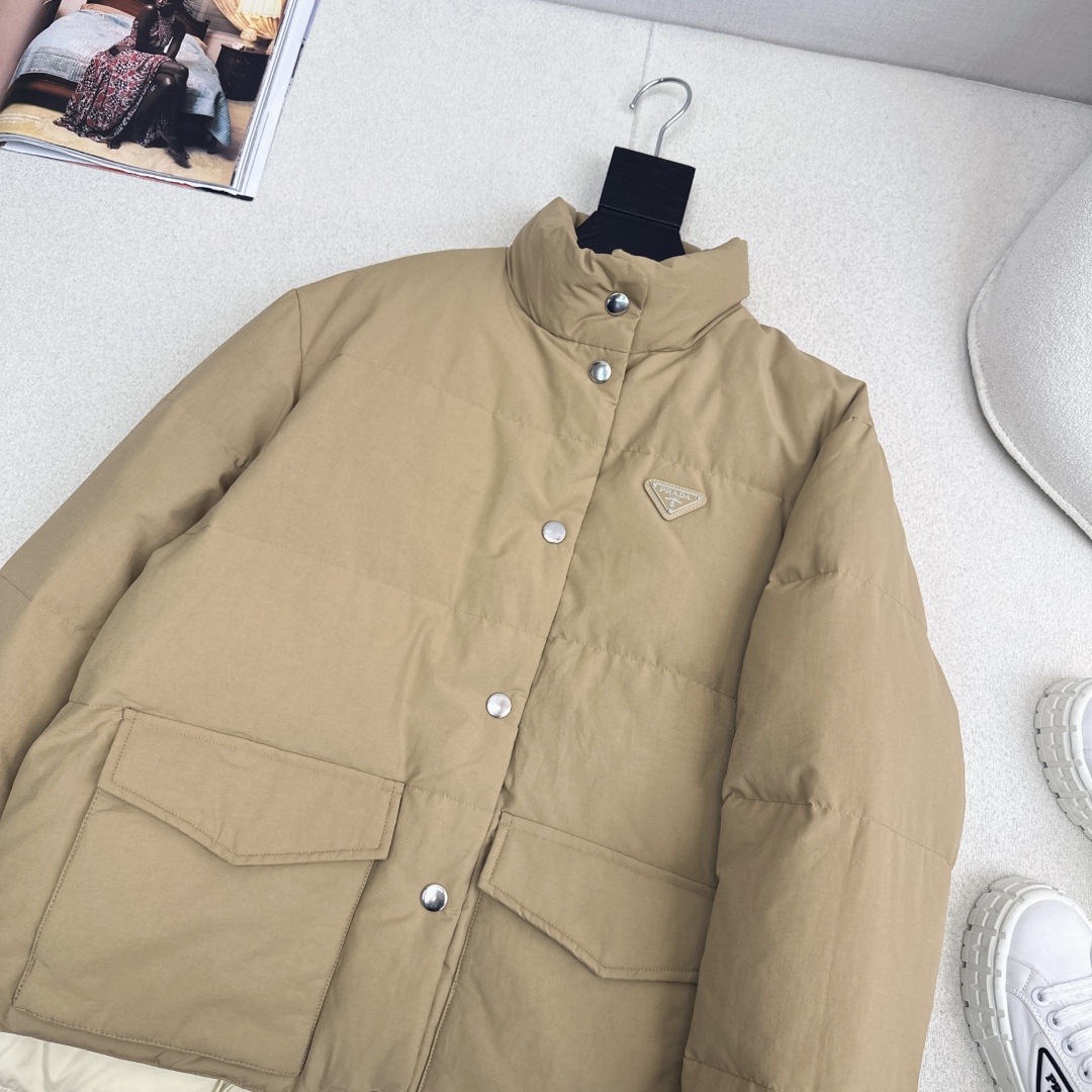 原单品质 PD 25Ss———秋冬最新款三角标装饰立领羽绒服 🤎经典H版型 出镜率和实穿率满分 超级好看