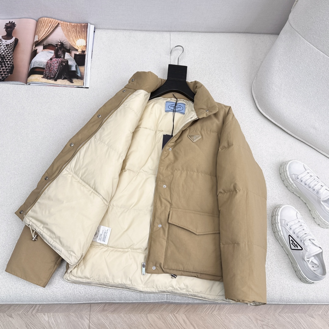 原单品质 PD 25Ss———秋冬最新款三角标装饰立领羽绒服 🤎经典H版型 出镜率和实穿率满分 超级好看