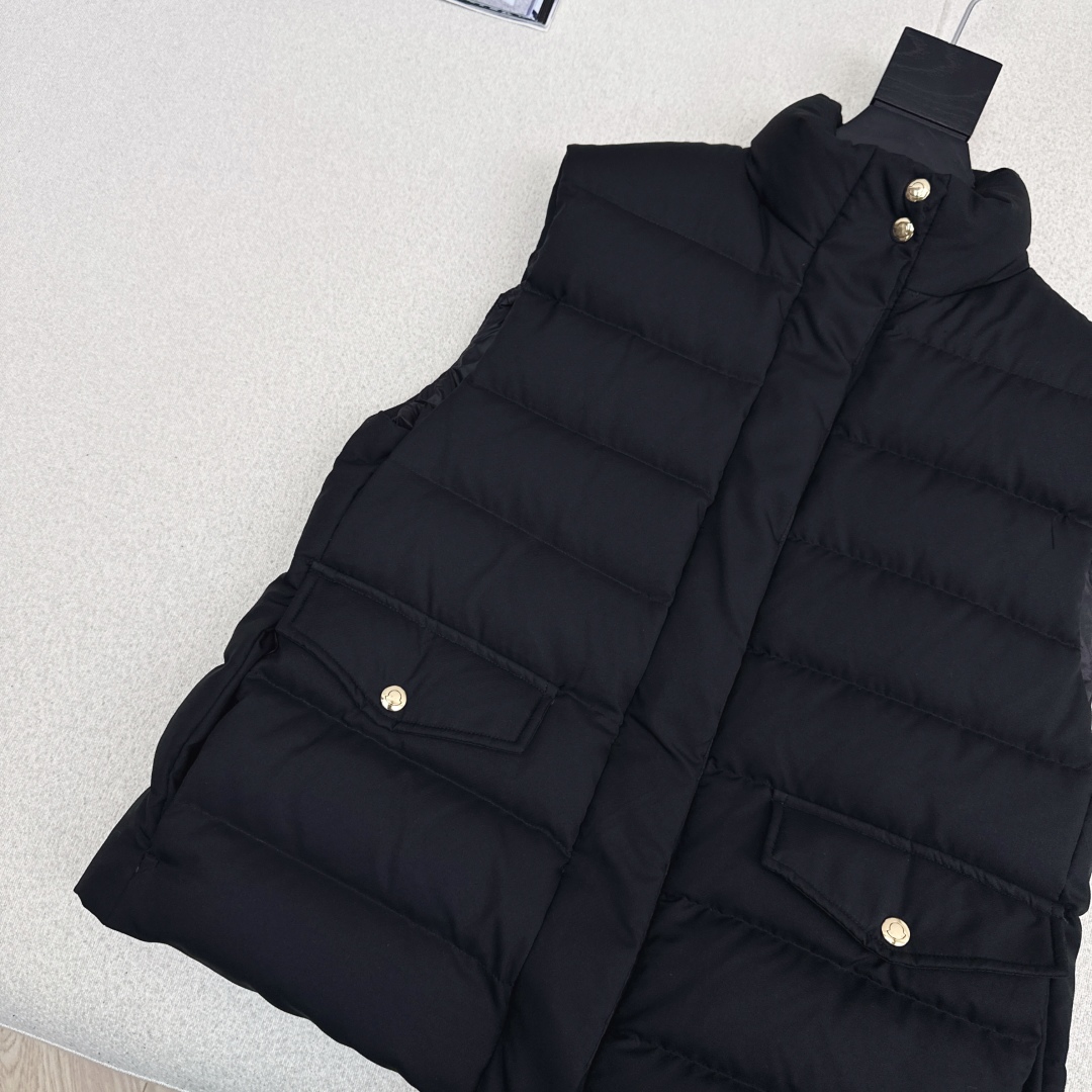 原单品质 MC 25Ss———秋冬新品短款立领羽绒服马甲 💛立体剪裁版型设计 时髦又帅气 国标90白鹅绒