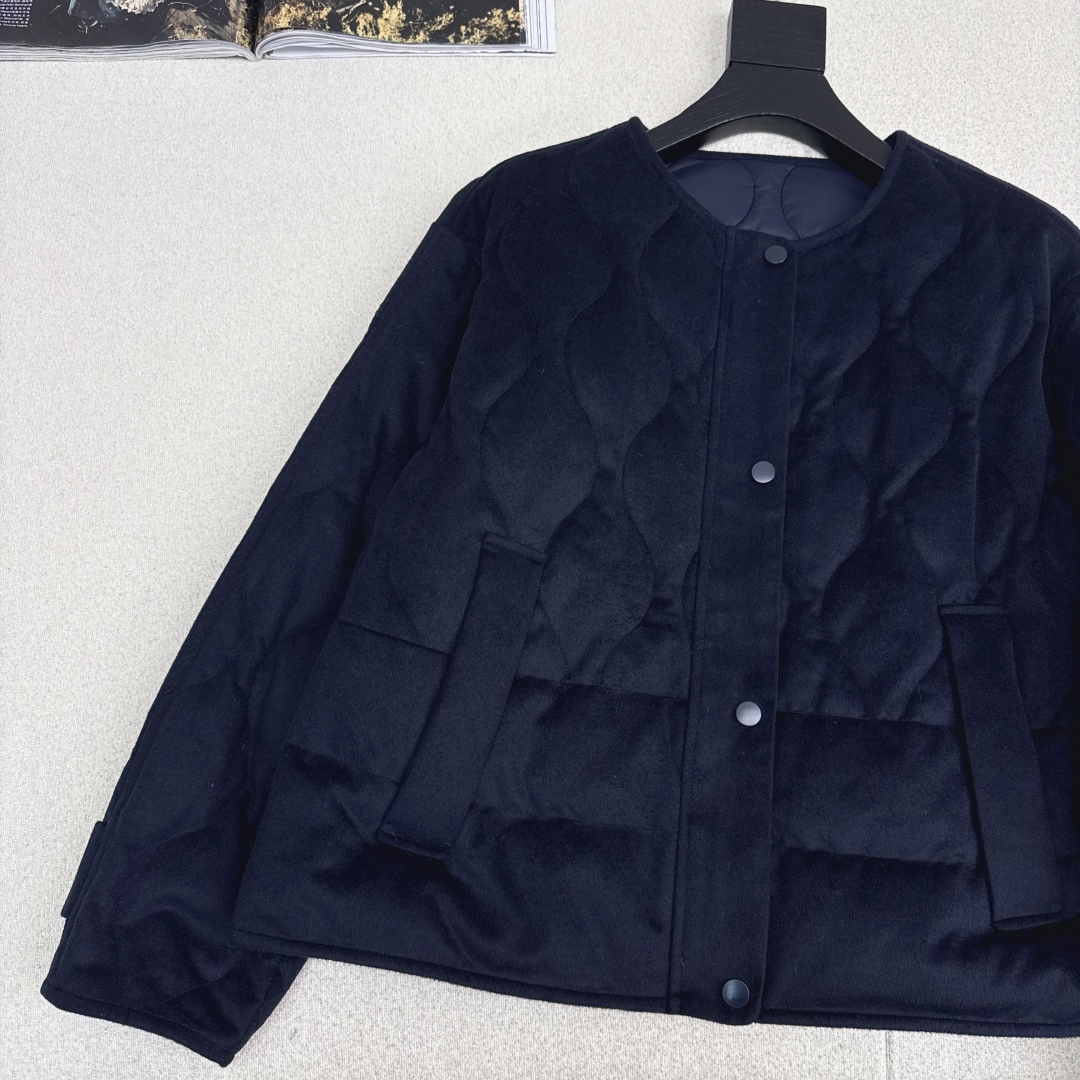 原单品质 lp🆕 25Ss———秋冬新品羊绒短款圆领羽绒服外套🖤经典H宽松版型 立体裁剪优雅知性风 国标