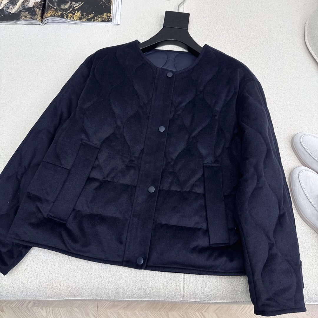 原单品质 lp🆕 25Ss———秋冬新品羊绒短款圆领羽绒服外套🖤经典H宽松版型 立体裁剪优雅知性风 国标
