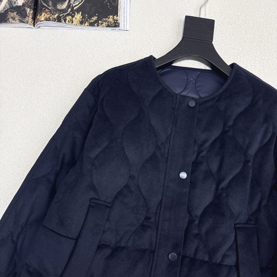 原单品质 lp🆕 25Ss———秋冬新品羊绒短款圆领羽绒服外套🖤经典H宽松版型 立体裁剪优雅知性风 国标