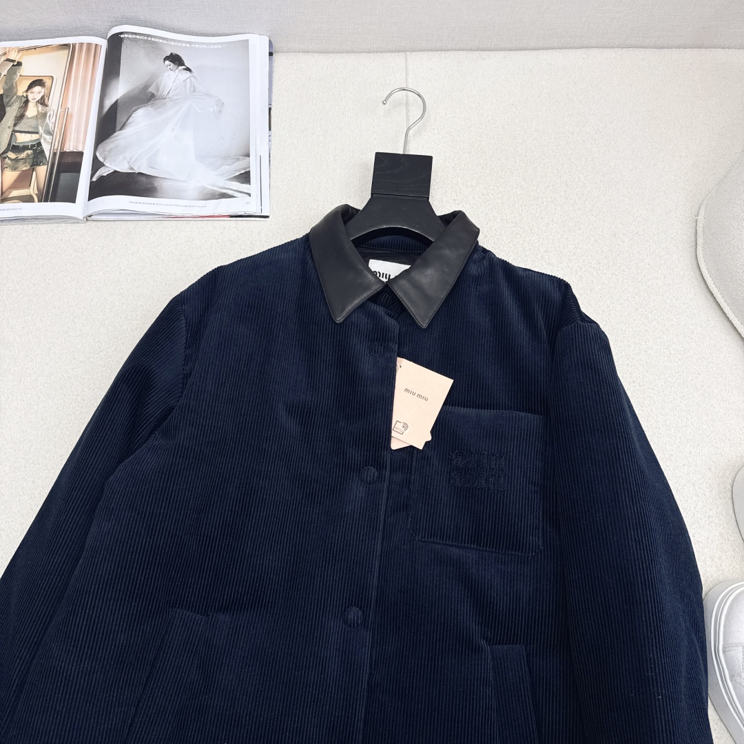 原单品质 MIU 25Ss——秋冬新品 灯芯绒拼皮领衬衣式羽绒服💙yyds减龄少女风 经典立体剪裁H版型