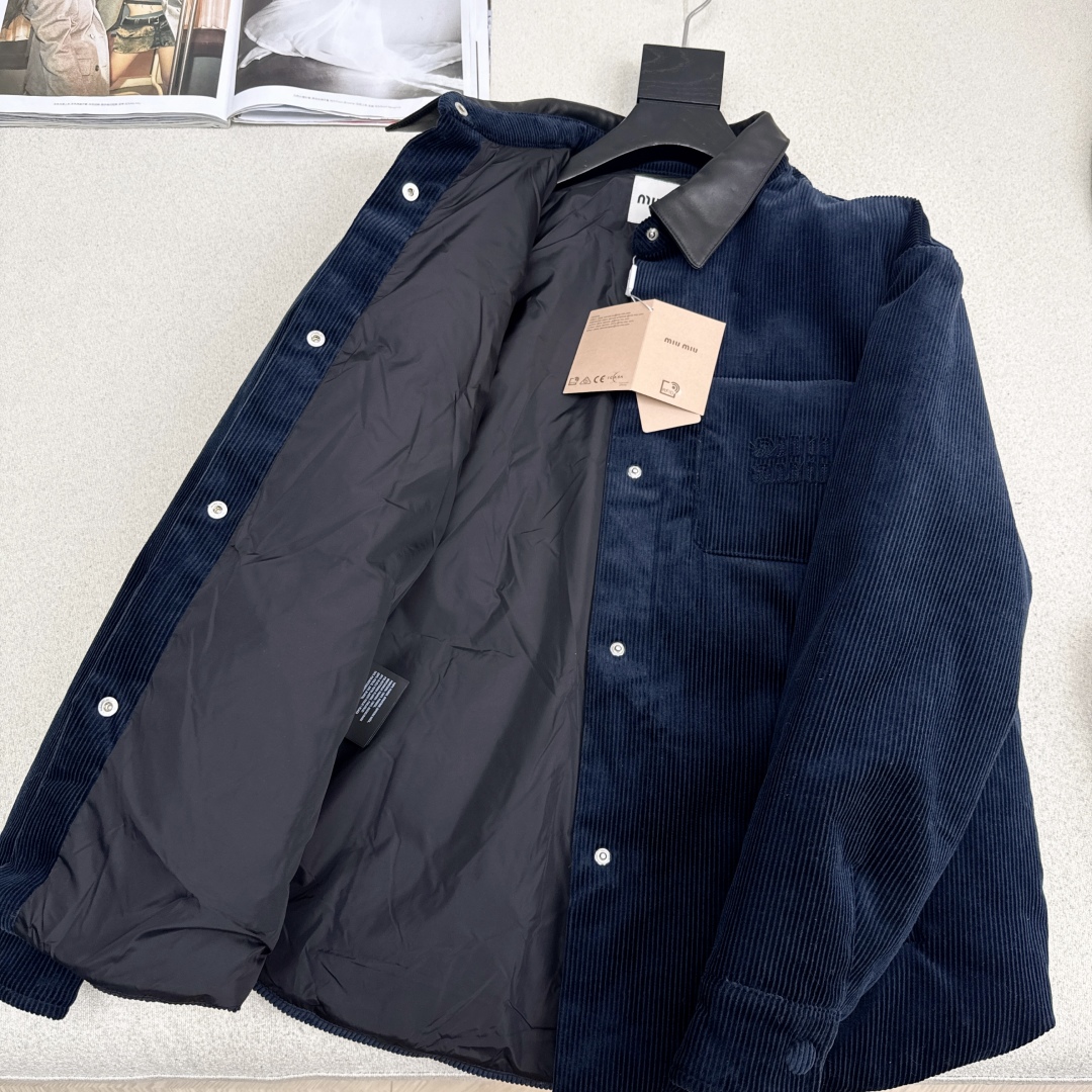 原单品质 MIU 25Ss——秋冬新品 灯芯绒拼皮领衬衣式羽绒服💙yyds减龄少女风 经典立体剪裁H版型