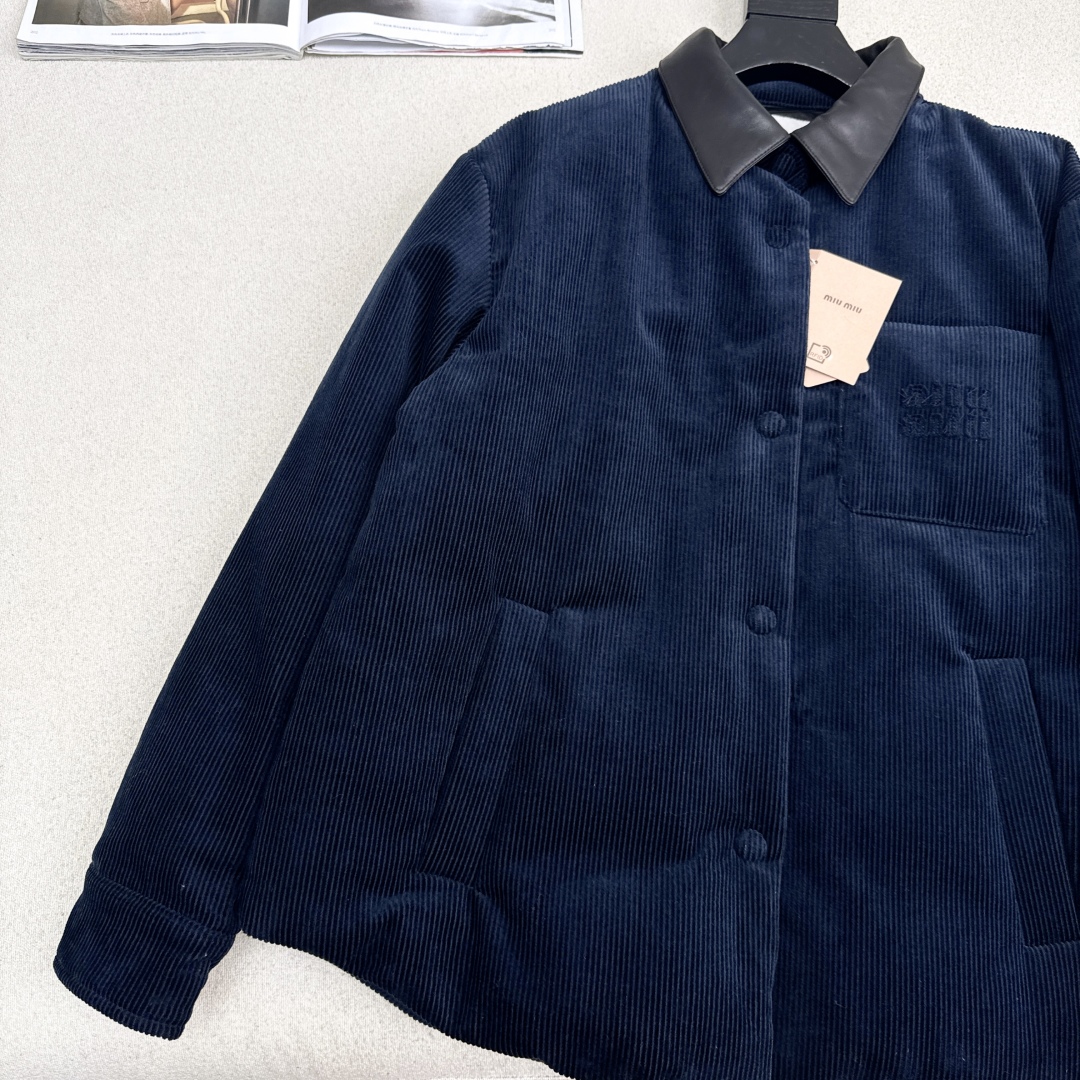 原单品质 MIU 25Ss——秋冬新品 灯芯绒拼皮领衬衣式羽绒服💙yyds减龄少女风 经典立体剪裁H版型
