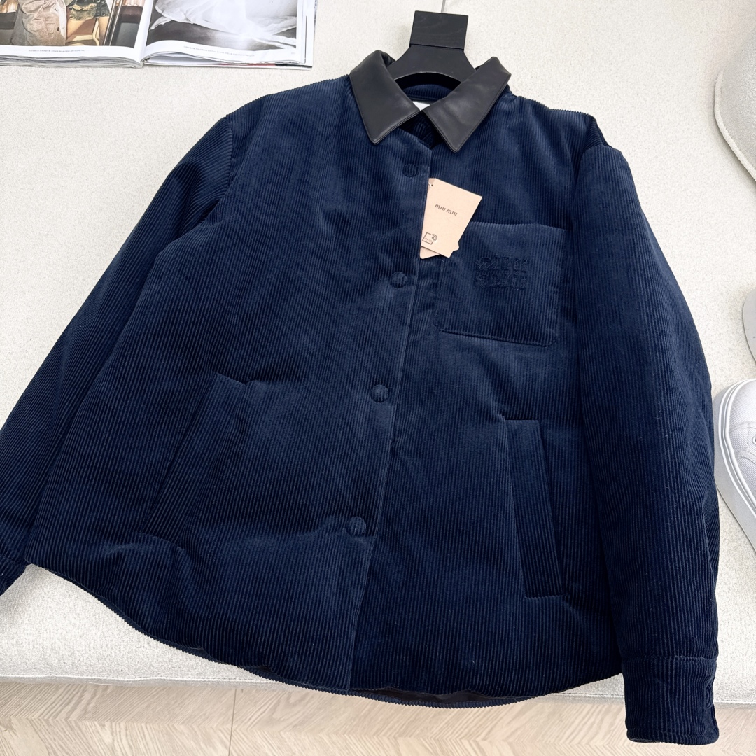 原单品质 MIU 25Ss——秋冬新品 灯芯绒拼皮领衬衣式羽绒服💙yyds减龄少女风 经典立体剪裁H版型