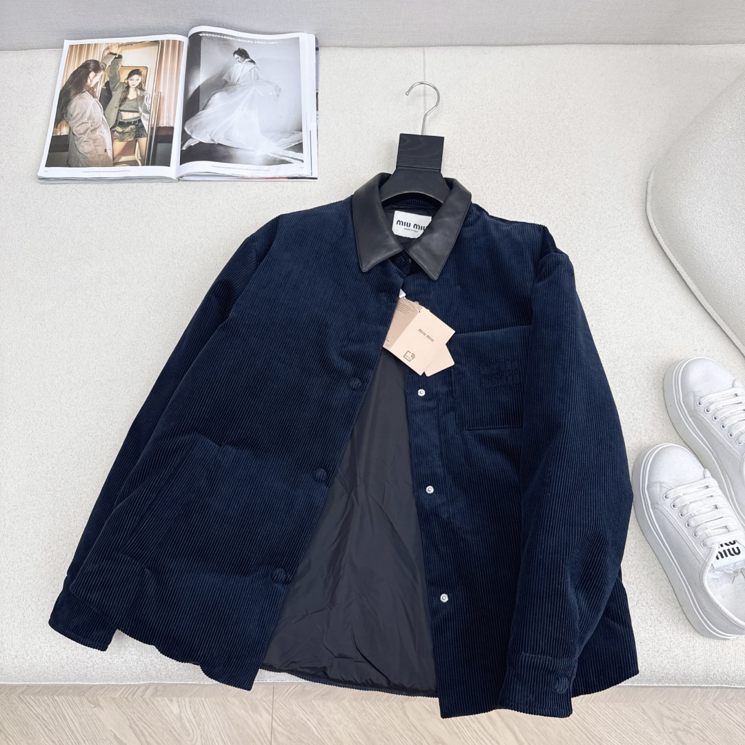原单品质 MIU 25Ss——秋冬新品 灯芯绒拼皮领衬衣式羽绒服💙yyds减龄少女风 经典立体剪裁H版型
