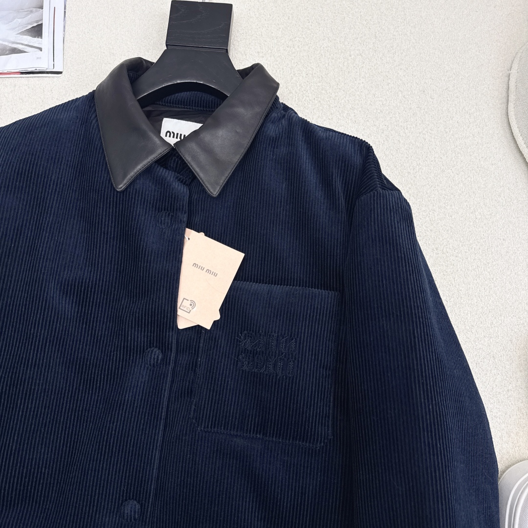原单品质 MIU 25Ss——秋冬新品 灯芯绒拼皮领衬衣式羽绒服💙yyds减龄少女风 经典立体剪裁H版型