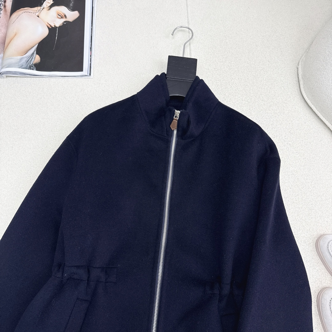 lp🆕 25Ss————秋冬最新款海军蓝立领羊毛羊绒夹克外套🖤简约立领搭配利落拉链 采用双层羊绒羊毛面料