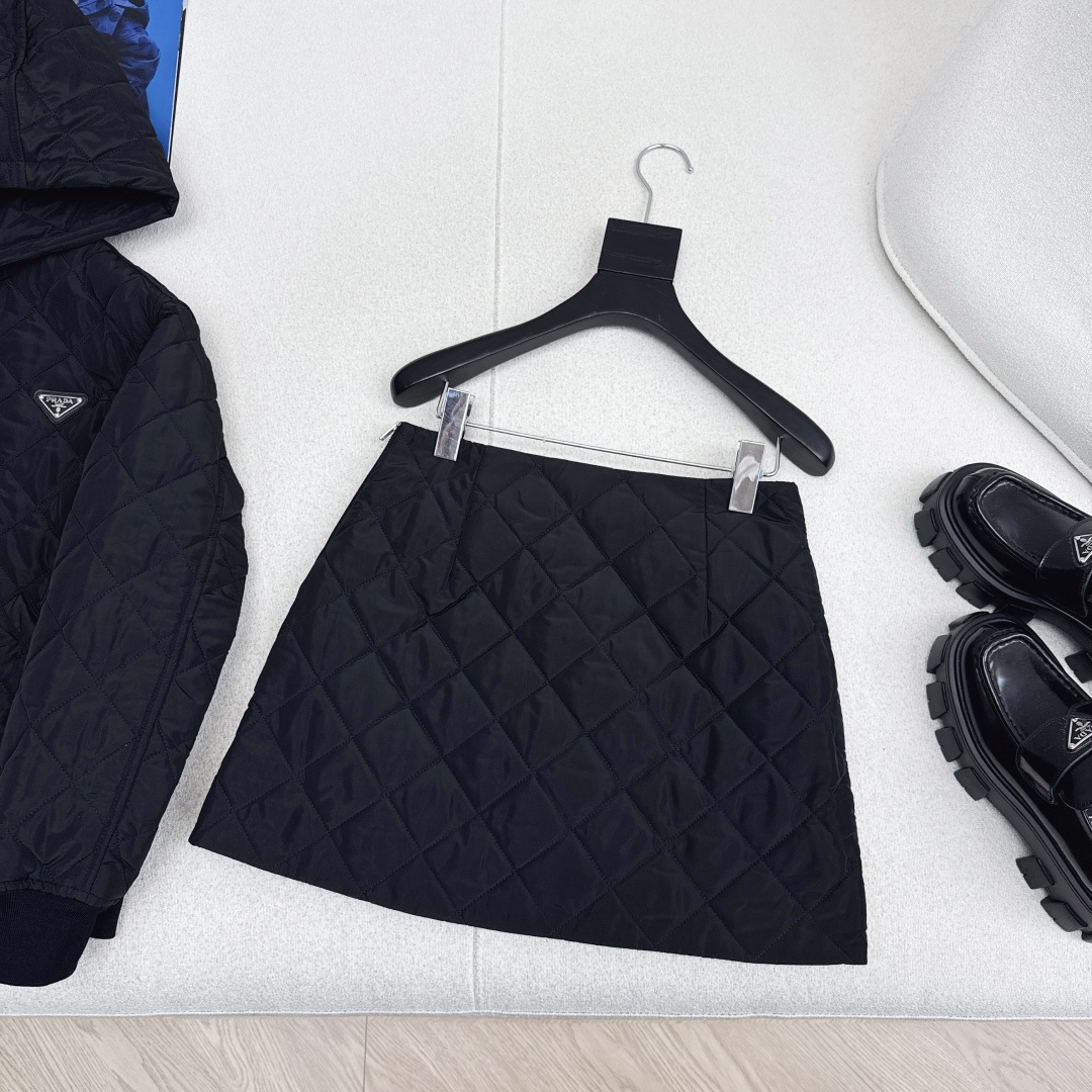 PRADA Quilted Mini Skirt - Stylish A-Line Design, Lightweight & Warm 6 cmp i1758350717807 2987 0 5