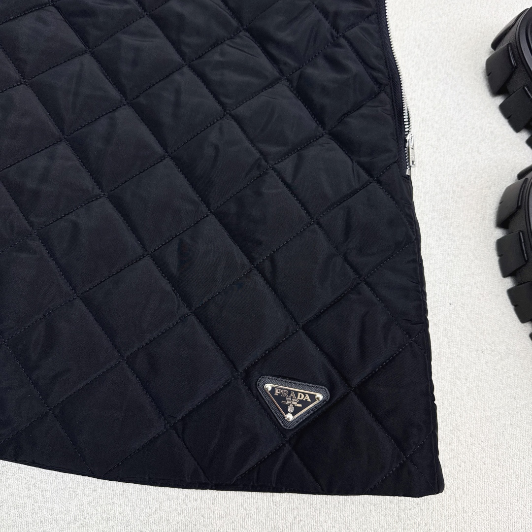 PRADA Quilted Mini Skirt - Stylish A-Line Design, Lightweight & Warm 4 cmp i1758350717809 9635 0 3