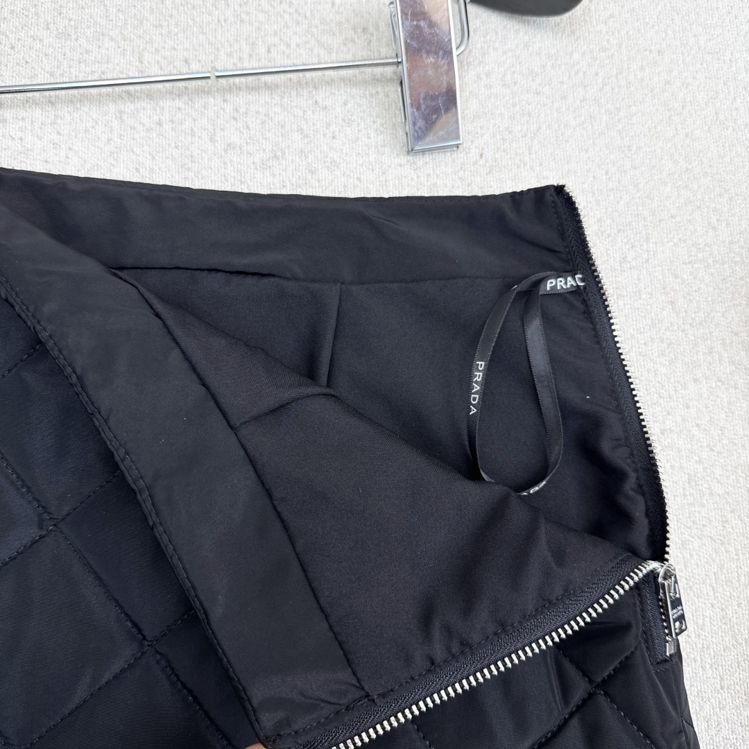 PRADA Quilted Mini Skirt - Stylish A-Line Design, Lightweight & Warm 3 cmp i1758350717810 5487 0 2