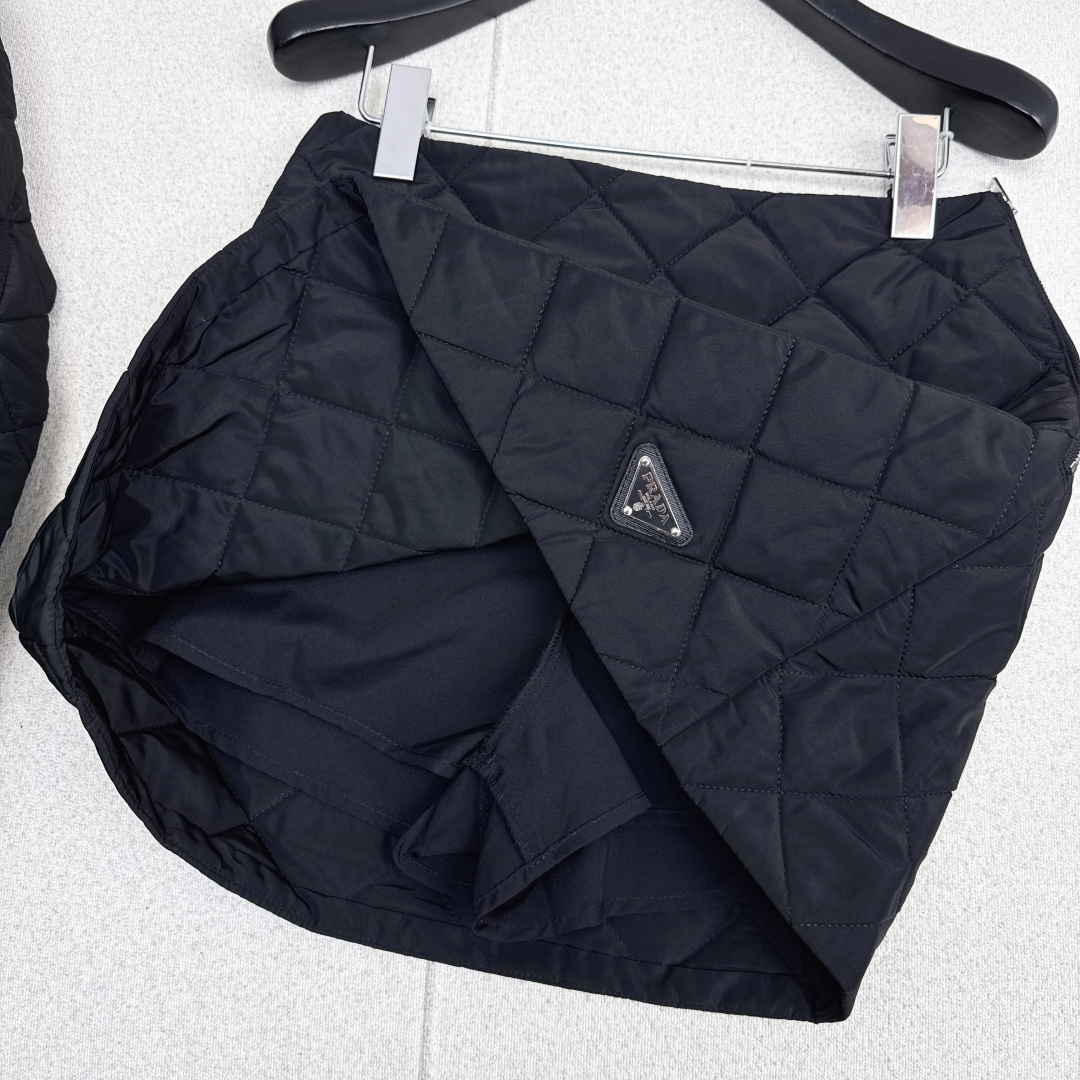 PRADA Quilted Mini Skirt - Stylish A-Line Design, Lightweight & Warm 5 cmp i1758350717815 2281 0 4