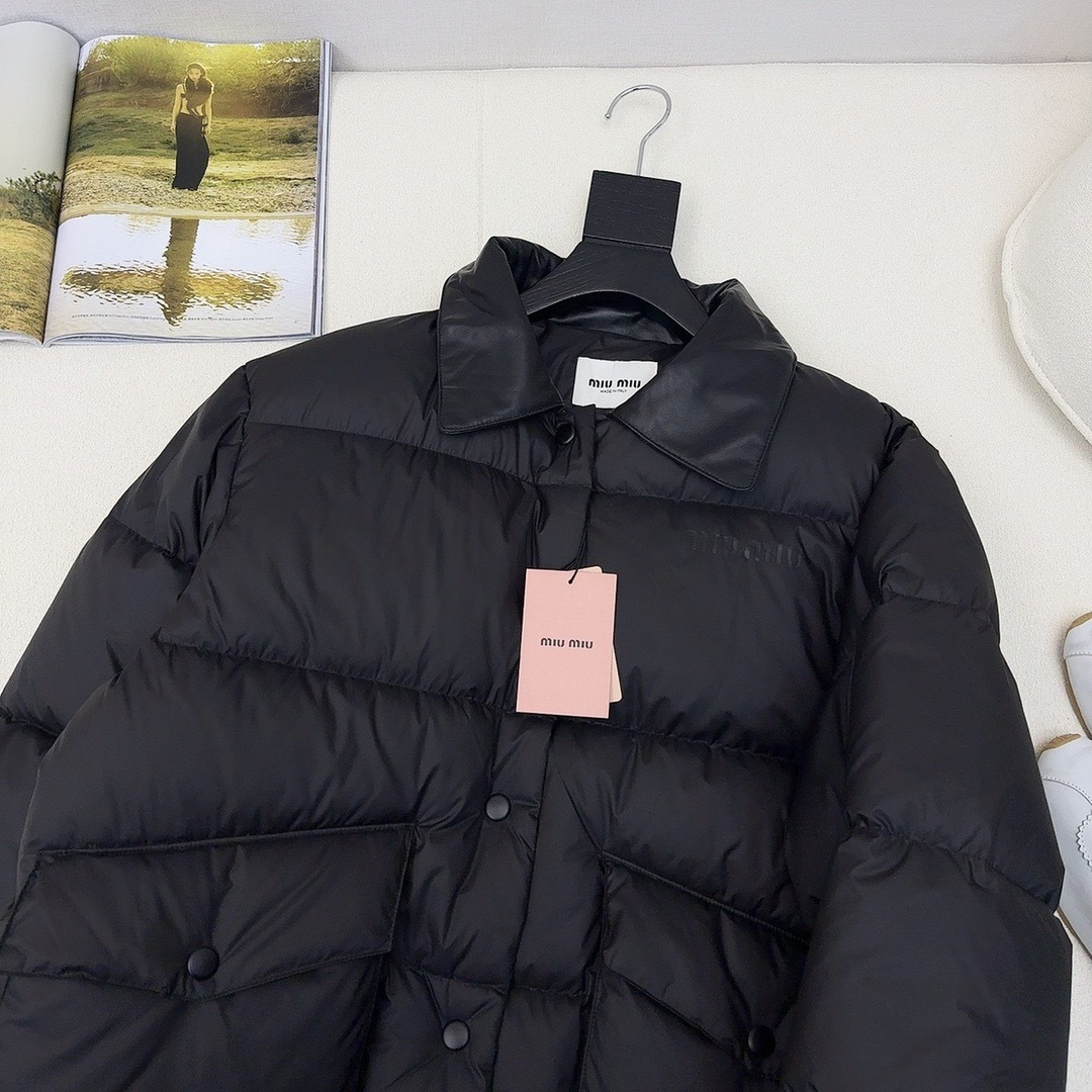 爆单款推荐 Miu 25Ss————秋冬最新款绗缝撞色真皮翻领羽绒外套🤎撞色小羊皮翻领+翻盖口袋细节设计
