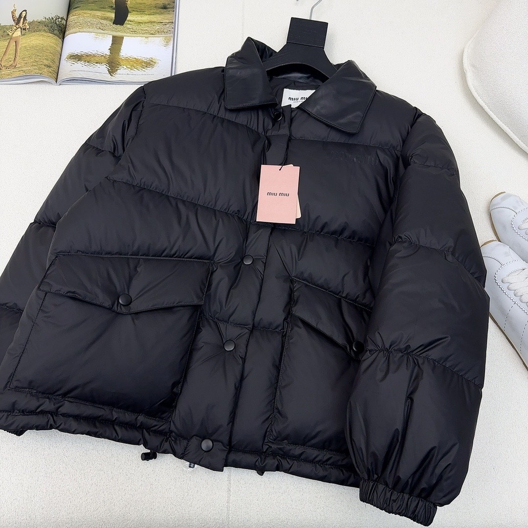 爆单款推荐 Miu 25Ss————秋冬最新款绗缝撞色真皮翻领羽绒外套🤎撞色小羊皮翻领+翻盖口袋细节设计