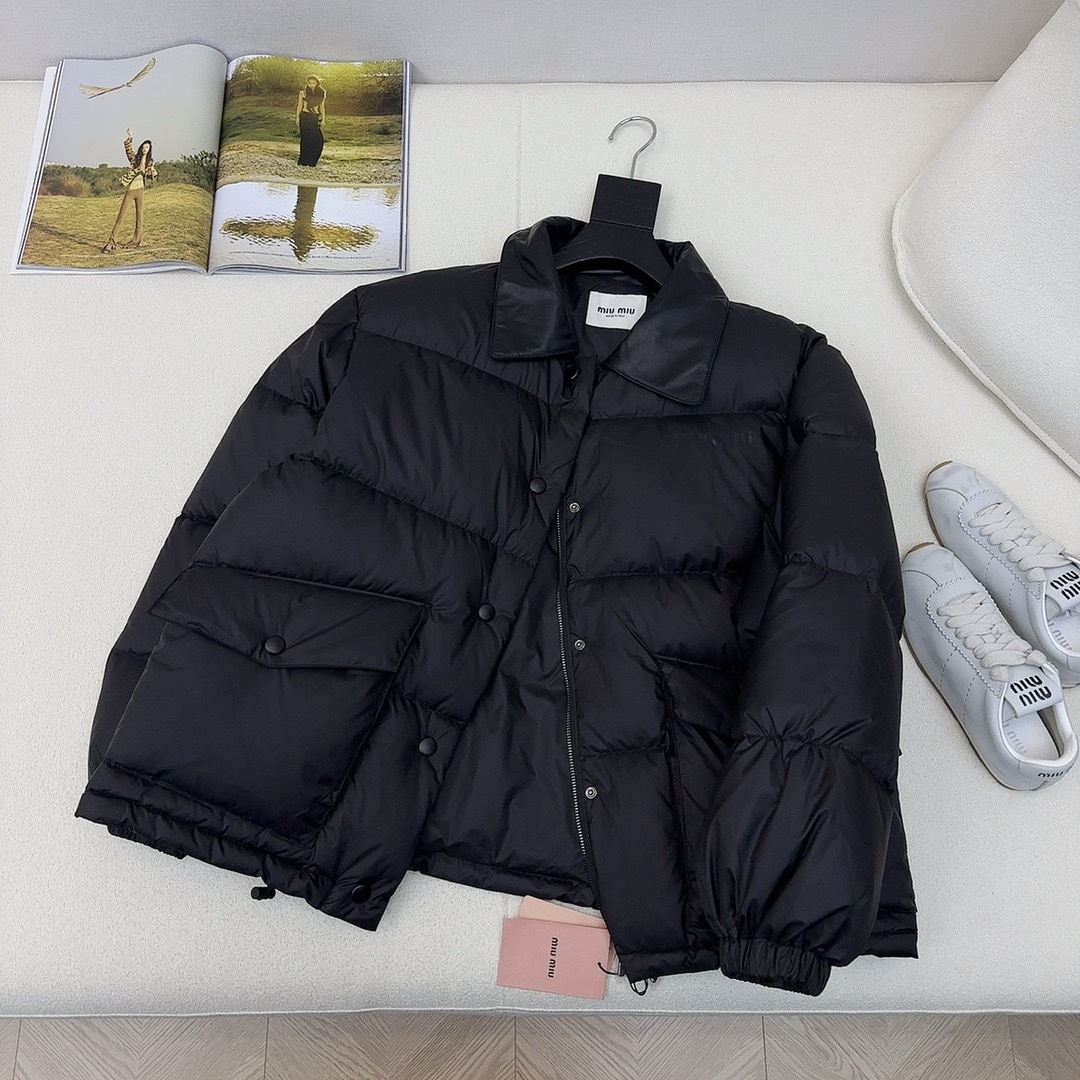 爆单款推荐 Miu 25Ss————秋冬最新款绗缝撞色真皮翻领羽绒外套🤎撞色小羊皮翻领+翻盖口袋细节设计