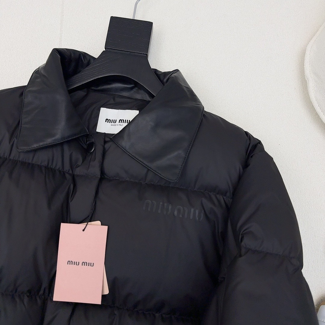 爆单款推荐 Miu 25Ss————秋冬最新款绗缝撞色真皮翻领羽绒外套🤎撞色小羊皮翻领+翻盖口袋细节设计