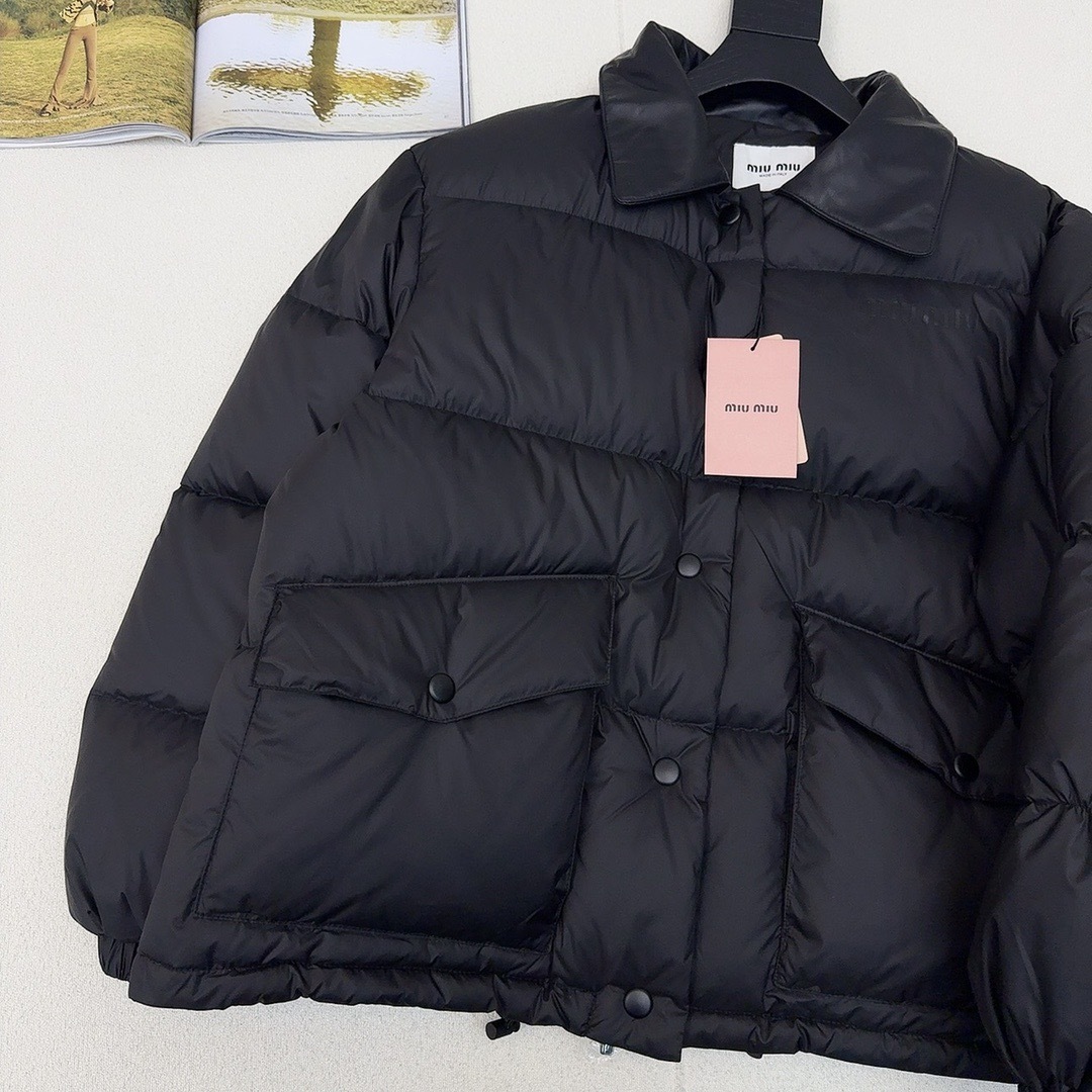 爆单款推荐 Miu 25Ss————秋冬最新款绗缝撞色真皮翻领羽绒外套🤎撞色小羊皮翻领+翻盖口袋细节设计