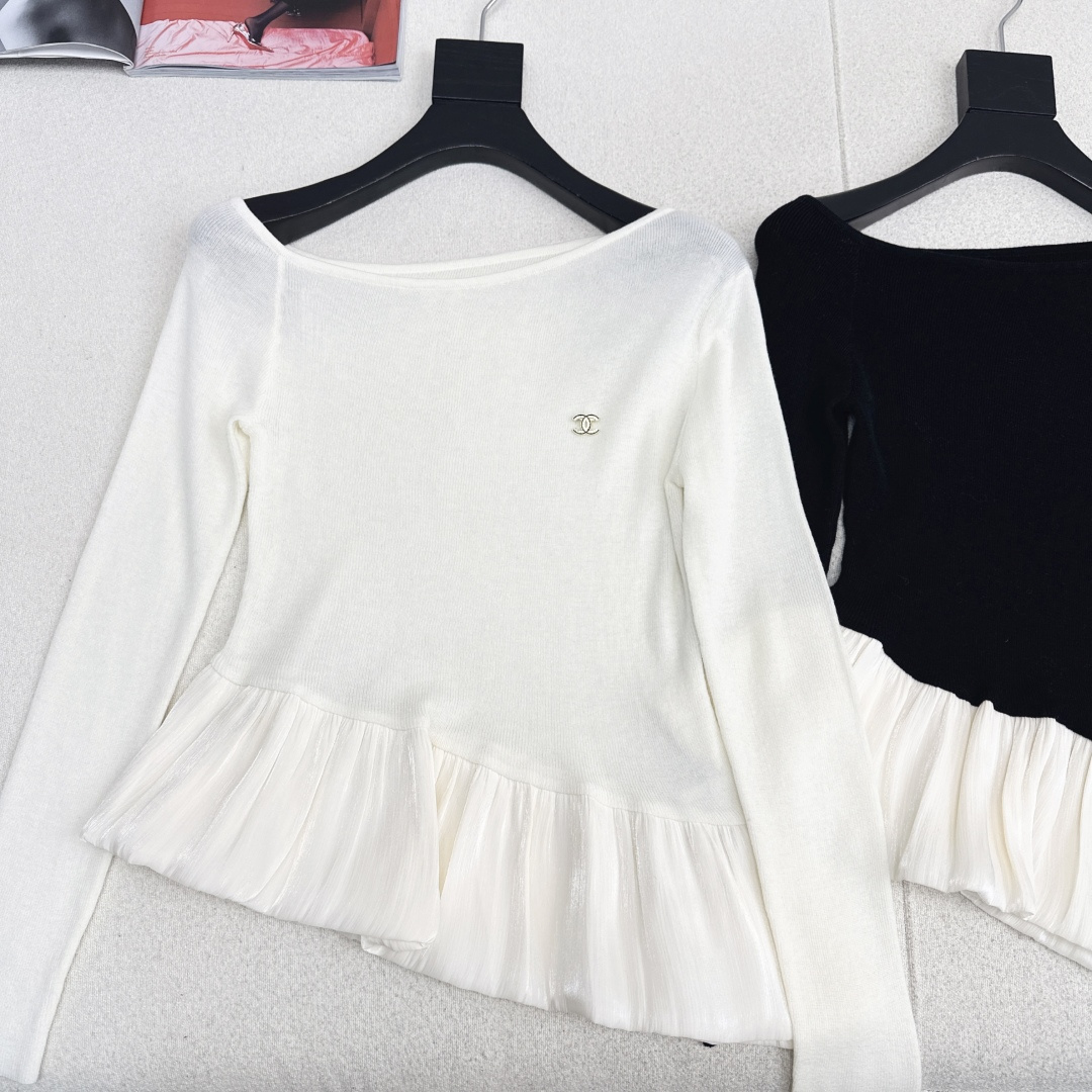 纯欲风穿搭 C家 25Ss————秋冬最新款一字领设计拼接做法打底衫 🖤日常必备款 各种好穿好搭配 采用