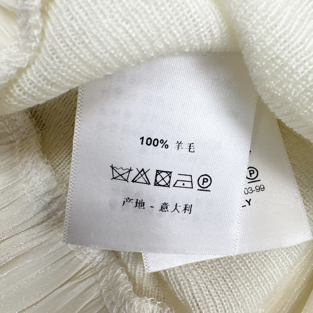 纯欲风穿搭 C家 25Ss————秋冬最新款一字领设计拼接做法打底衫 🖤日常必备款 各种好穿好搭配 采用