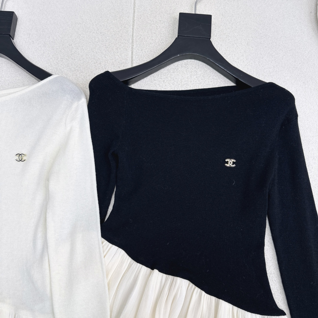 纯欲风穿搭 C家 25Ss————秋冬最新款一字领设计拼接做法打底衫 🖤日常必备款 各种好穿好搭配 采用