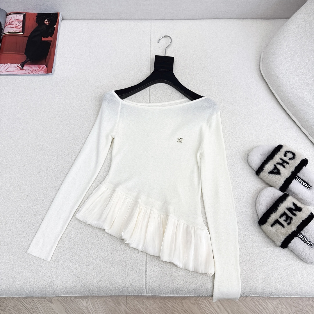 纯欲风穿搭 C家 25Ss————秋冬最新款一字领设计拼接做法打底衫 🖤日常必备款 各种好穿好搭配 采用