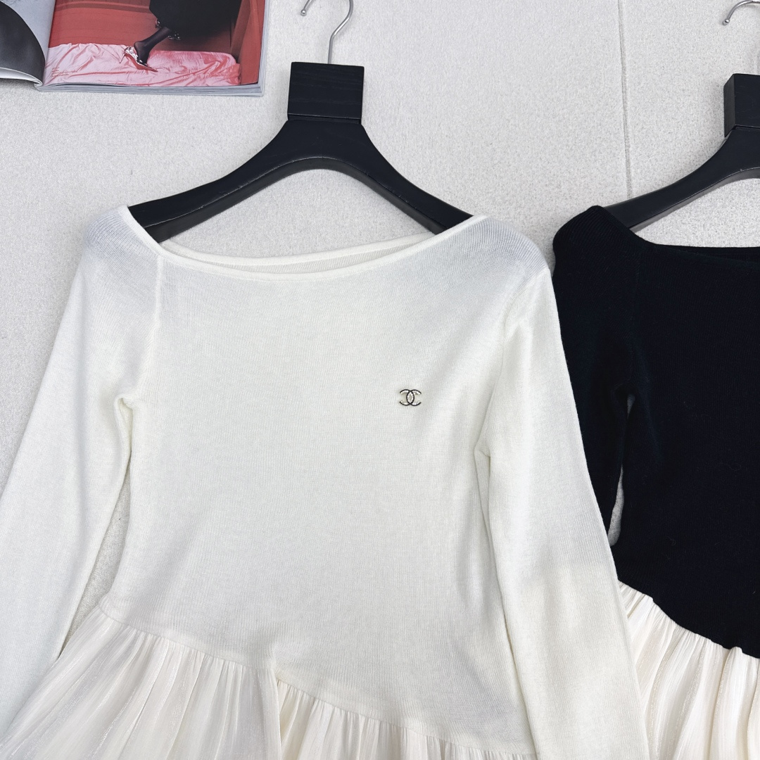 纯欲风穿搭 C家 25Ss————秋冬最新款一字领设计拼接做法打底衫 🖤日常必备款 各种好穿好搭配 采用