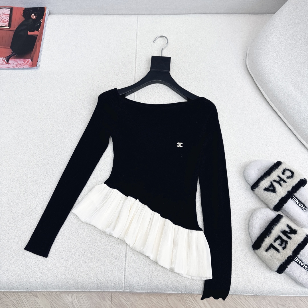 纯欲风穿搭 C家 25Ss————秋冬最新款一字领设计拼接做法打底衫 🖤日常必备款 各种好穿好搭配 采用