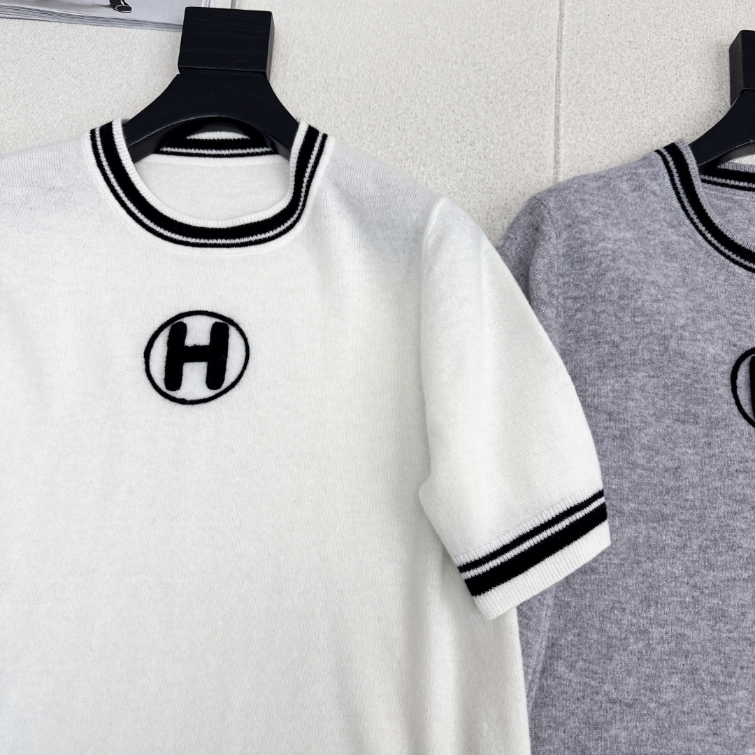 独家首发 Her 25Ss———早秋最新款logo刺绣装饰套头针织衫🤍百分百羊毛质地质感软糯满满的精致感