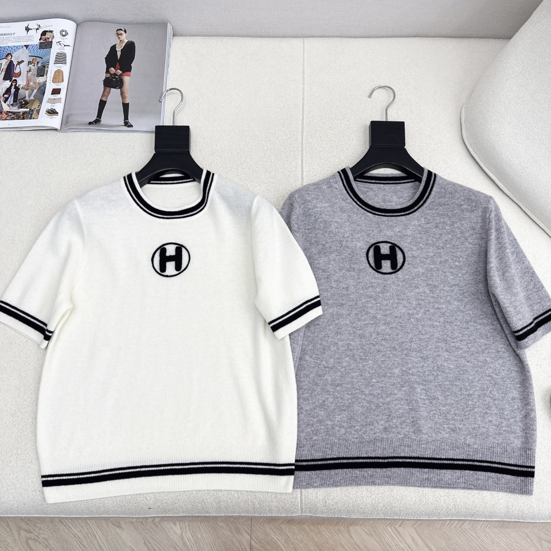 独家首发 Her 25Ss———早秋最新款logo刺绣装饰套头针织衫🤍百分百羊毛质地质感软糯满满的精致感