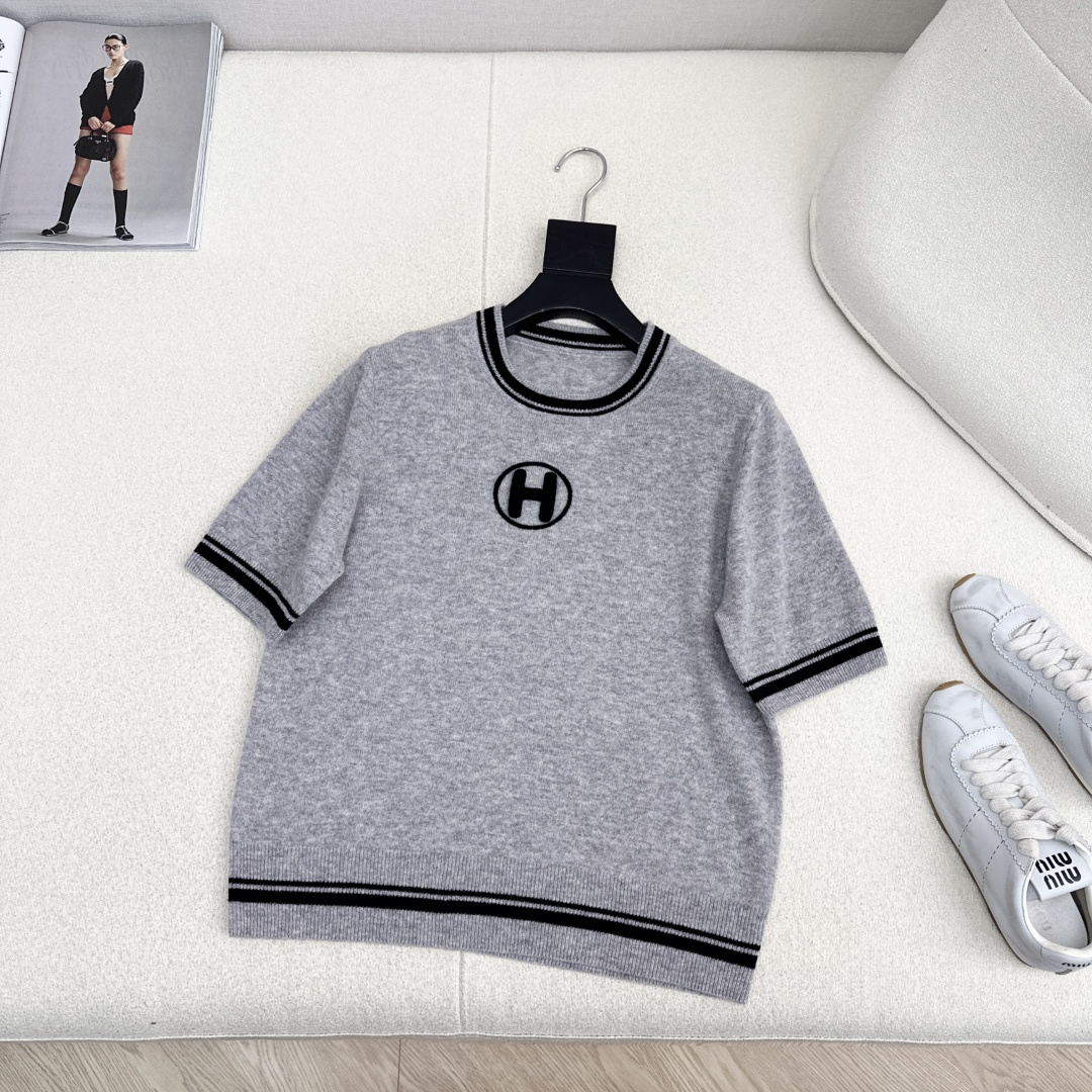 独家首发 Her 25Ss———早秋最新款logo刺绣装饰套头针织衫🤍百分百羊毛质地质感软糯满满的精致感