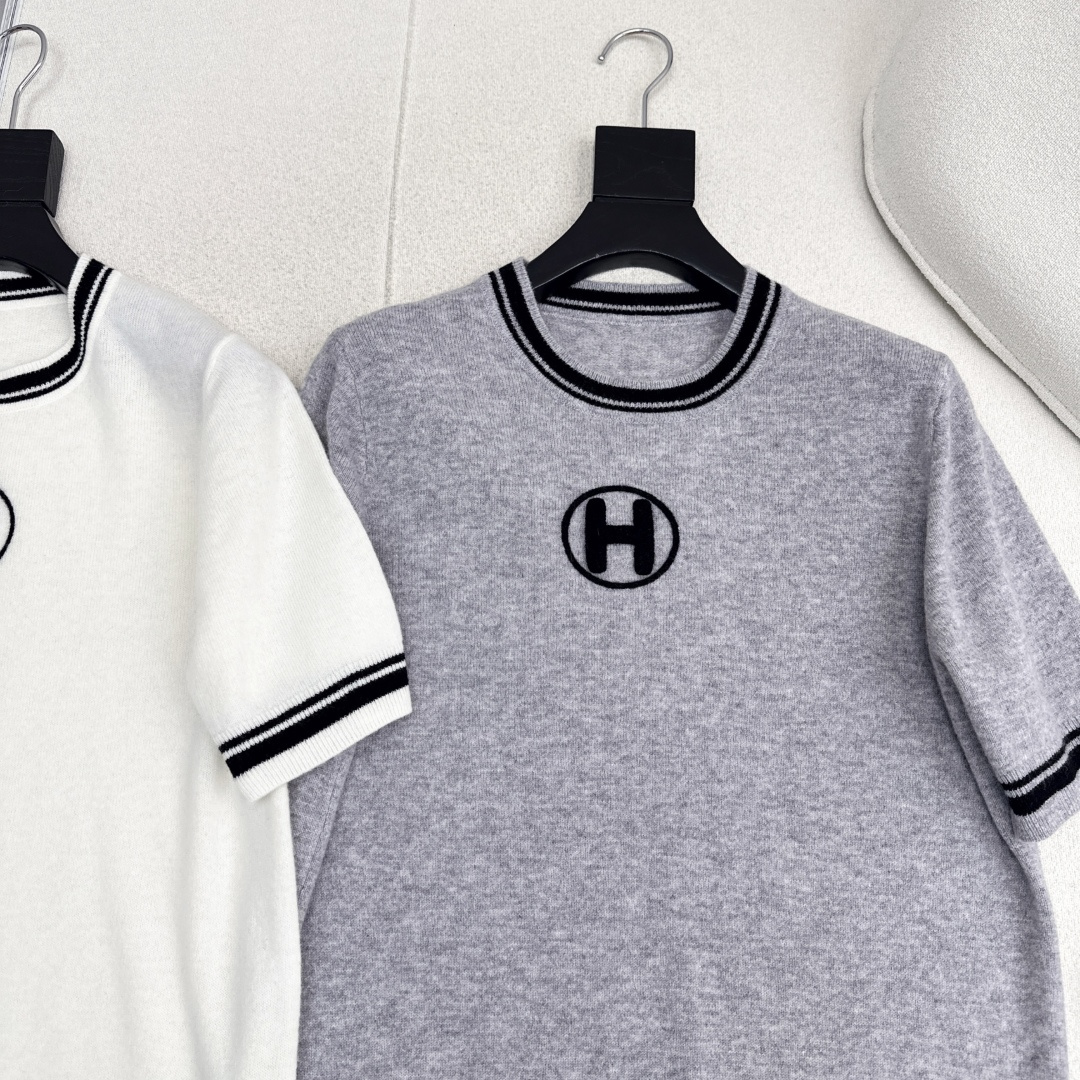 独家首发 Her 25Ss———早秋最新款logo刺绣装饰套头针织衫🤍百分百羊毛质地质感软糯满满的精致感